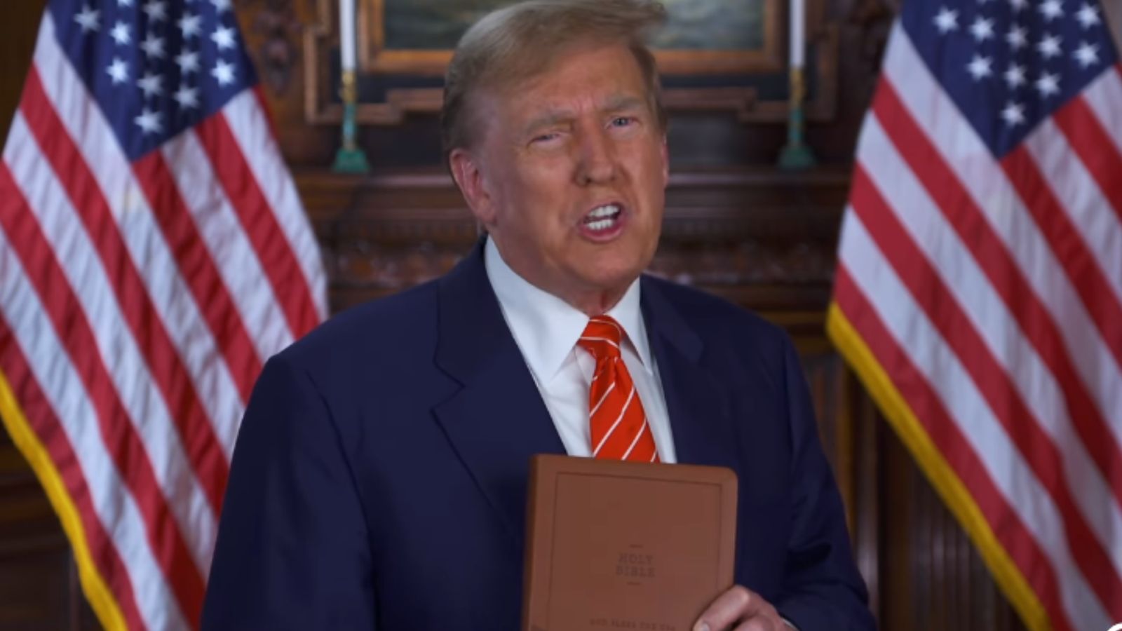 Trump anuncia lançamento de ‘bíblia patriota’: ‘Fazer a América rezar de novo’