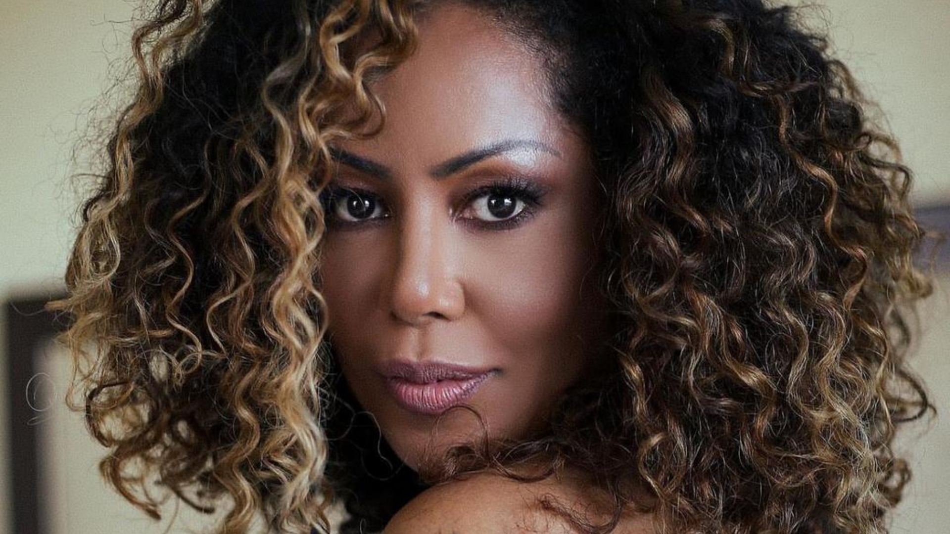 Valéria Valenssa reflete sobre preconceito contra mulheres evangélicas no carnaval