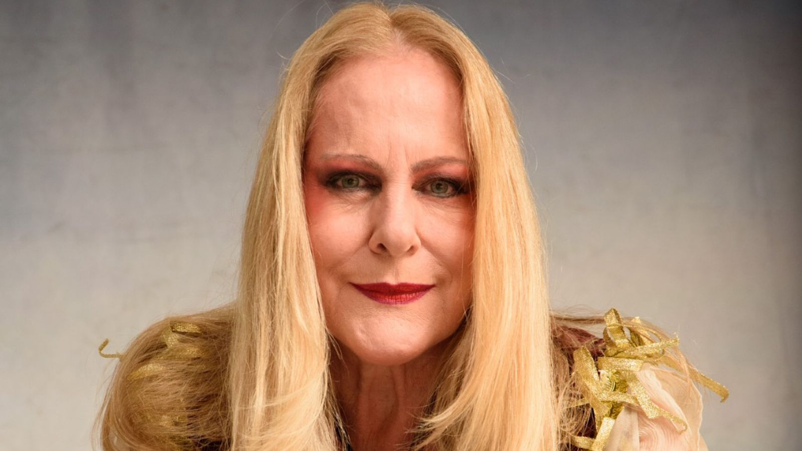Lucinha Lins espanta o etarismo e avalia carreira: ‘Envelhecer trabalhando’