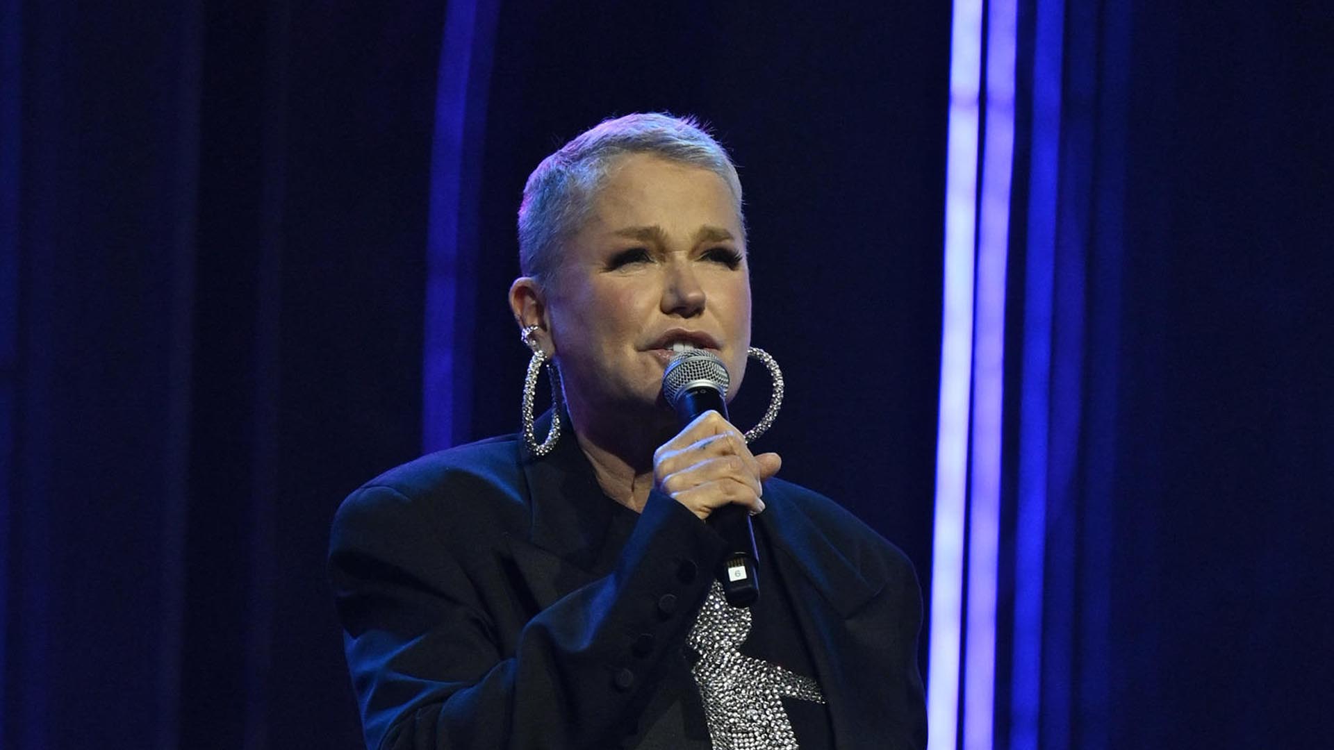 Xuxa Meneghel se emociona ao falar da mãe após receber críticas