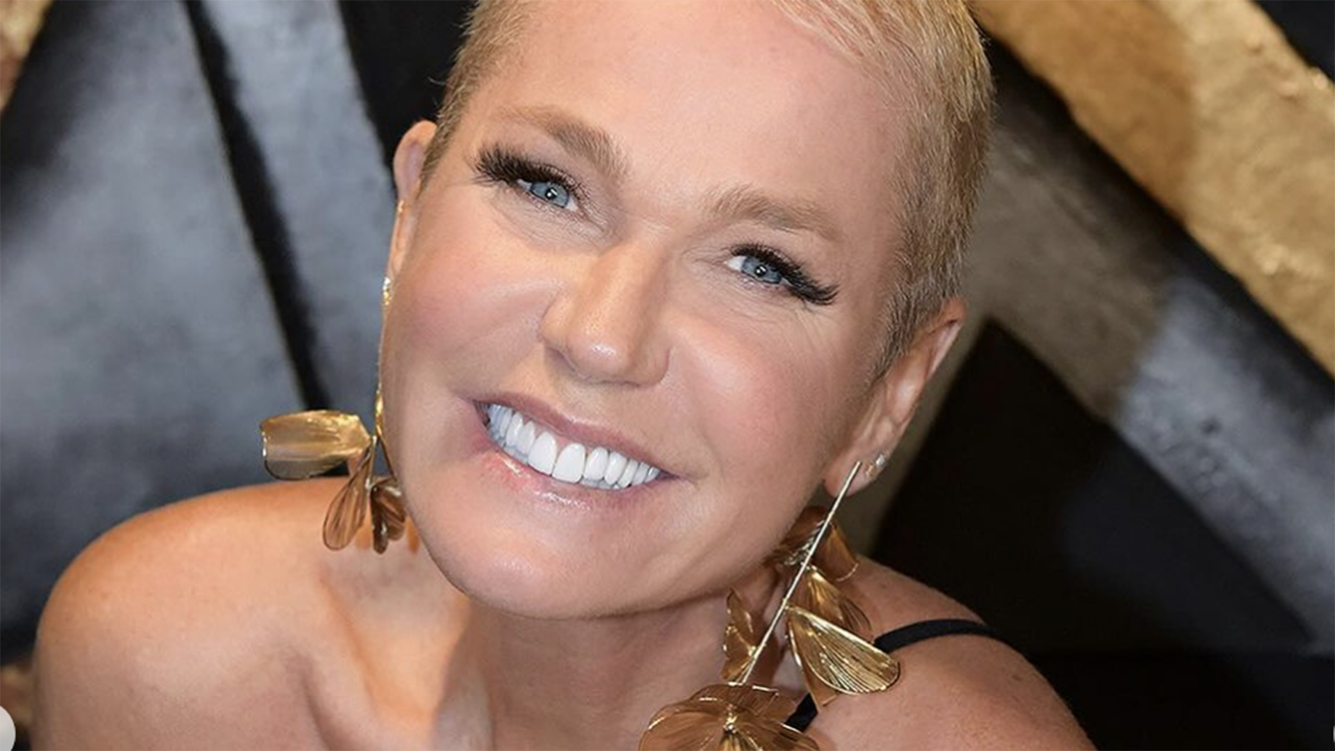 Magérrima, Xuxa exibe sua barriga reta em foto com look mínimo