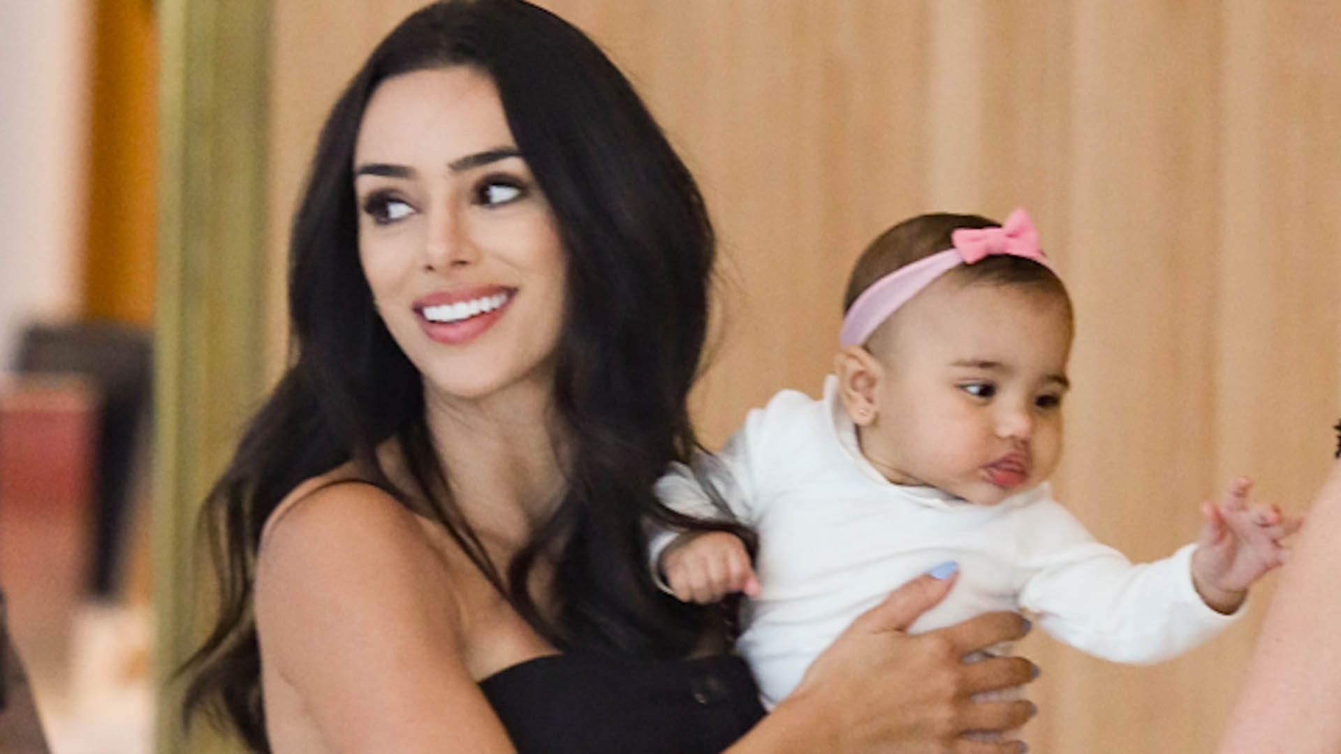 Bruna Biancardi curte passeio no shopping com Mavie
