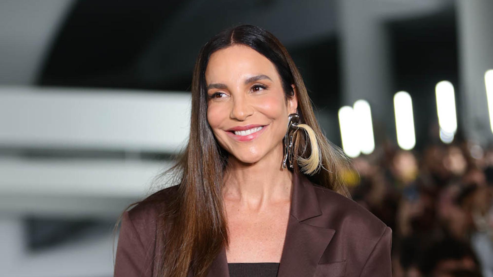 Ivete Sangalo arrasa ao ser modelo por um dia em desfile