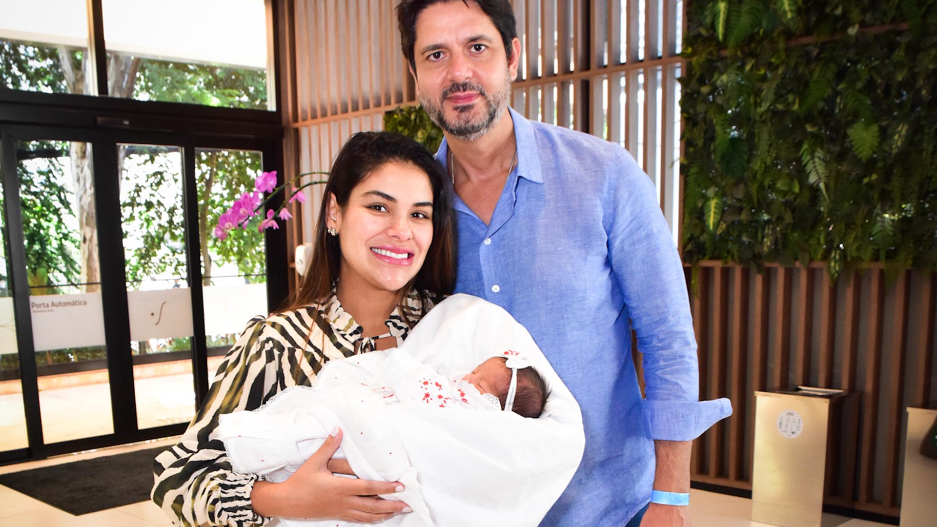 Ex-BBB Munik Nunes deixa a maternidade com a filha recém-nascida