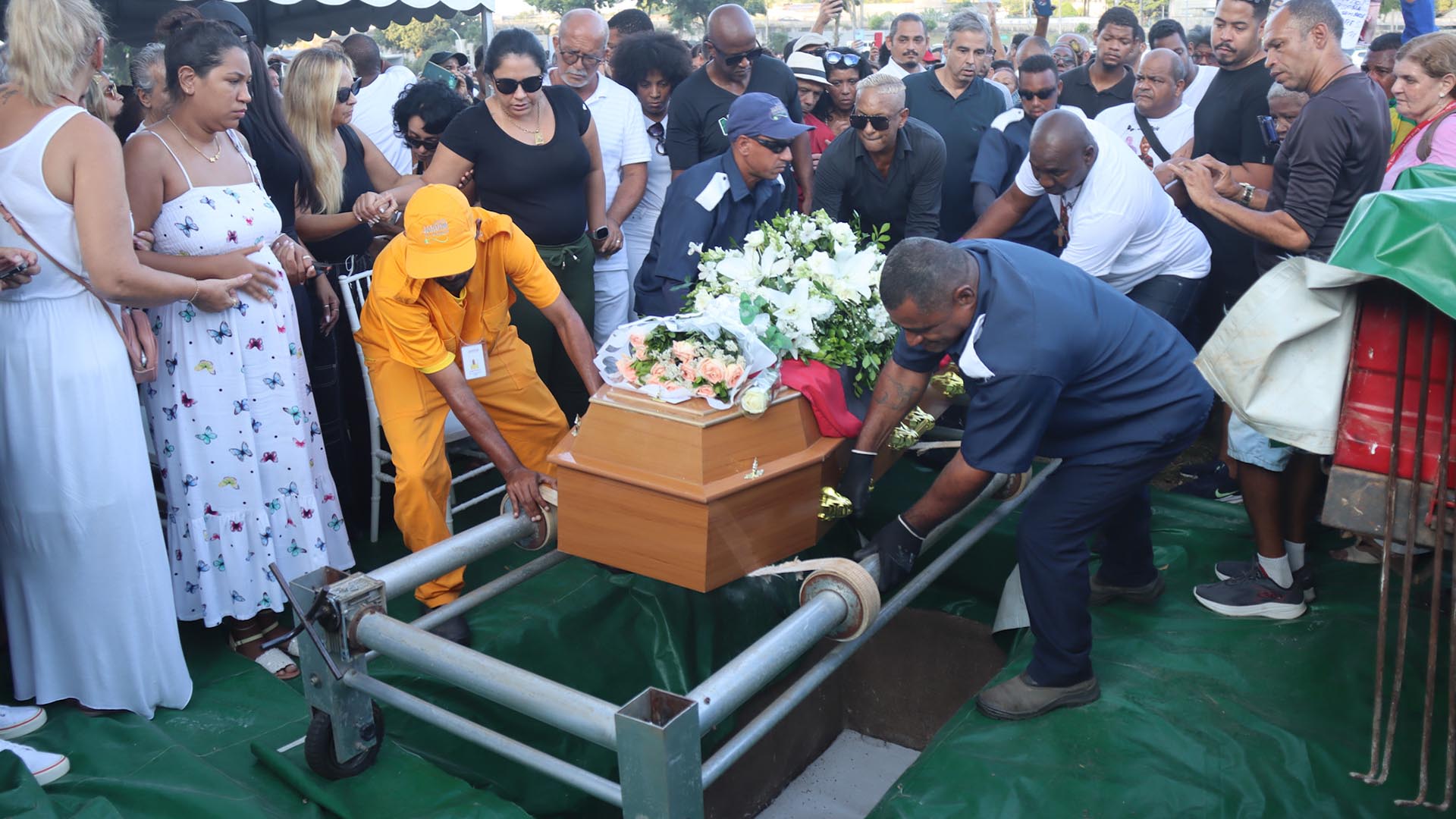 Corpo de Anderson Leonardo, do Molejo, é sepultado no Rio de Janeiro