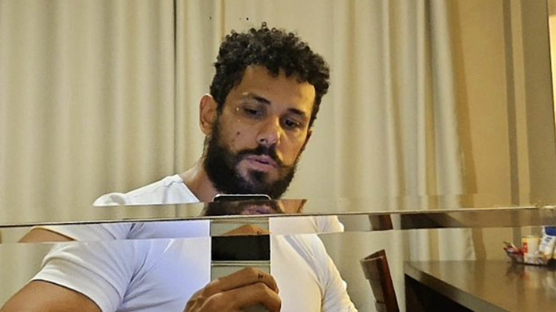 Amaury Lorenzo se despede da barba volumosa do personagem Ramiro