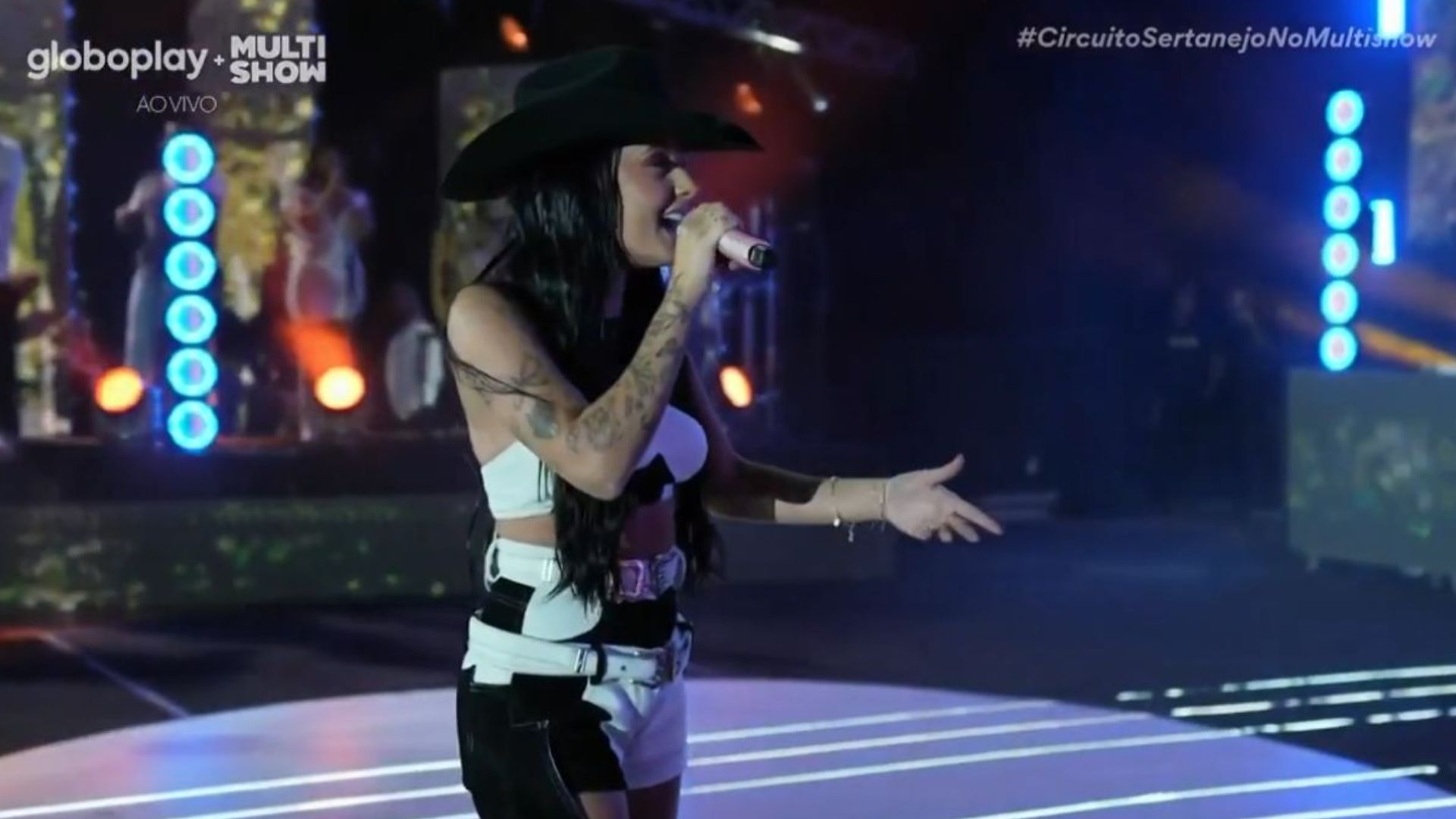 Ana Castela brinca com cantada de fã em show: “Gosto é de novinho”