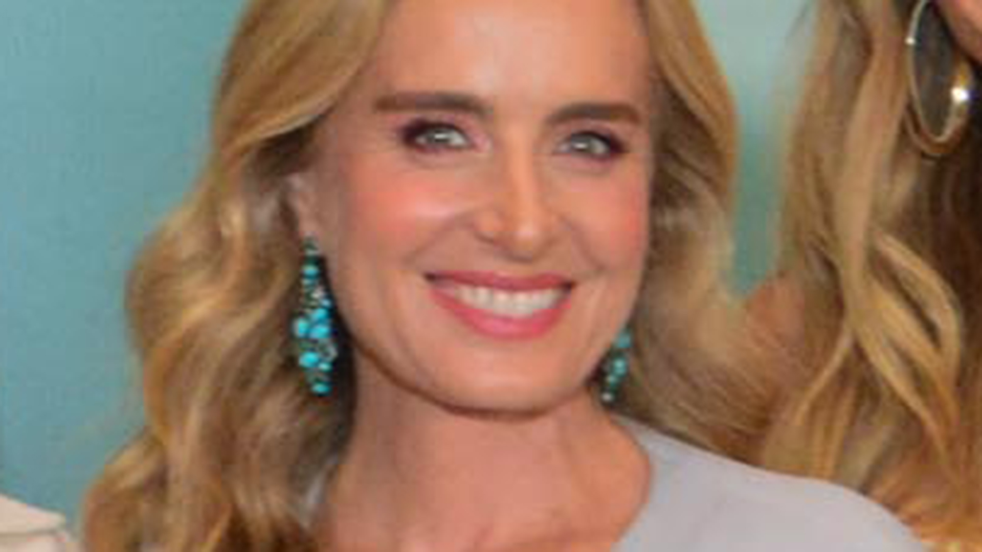 Angélica usa look com fenda estratégica e ostenta sua pinta famosa