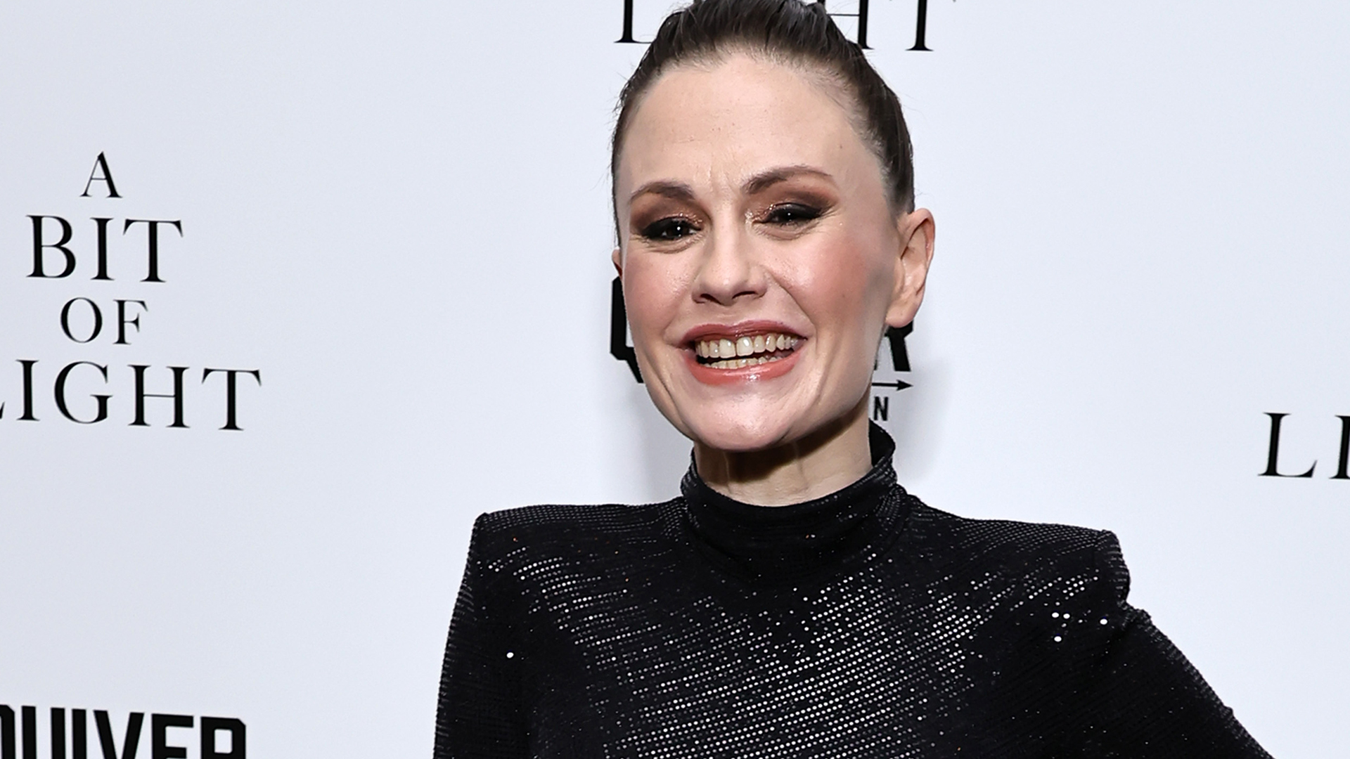 Atriz do filme X-Men aparece com bengala em evento nos EUA
