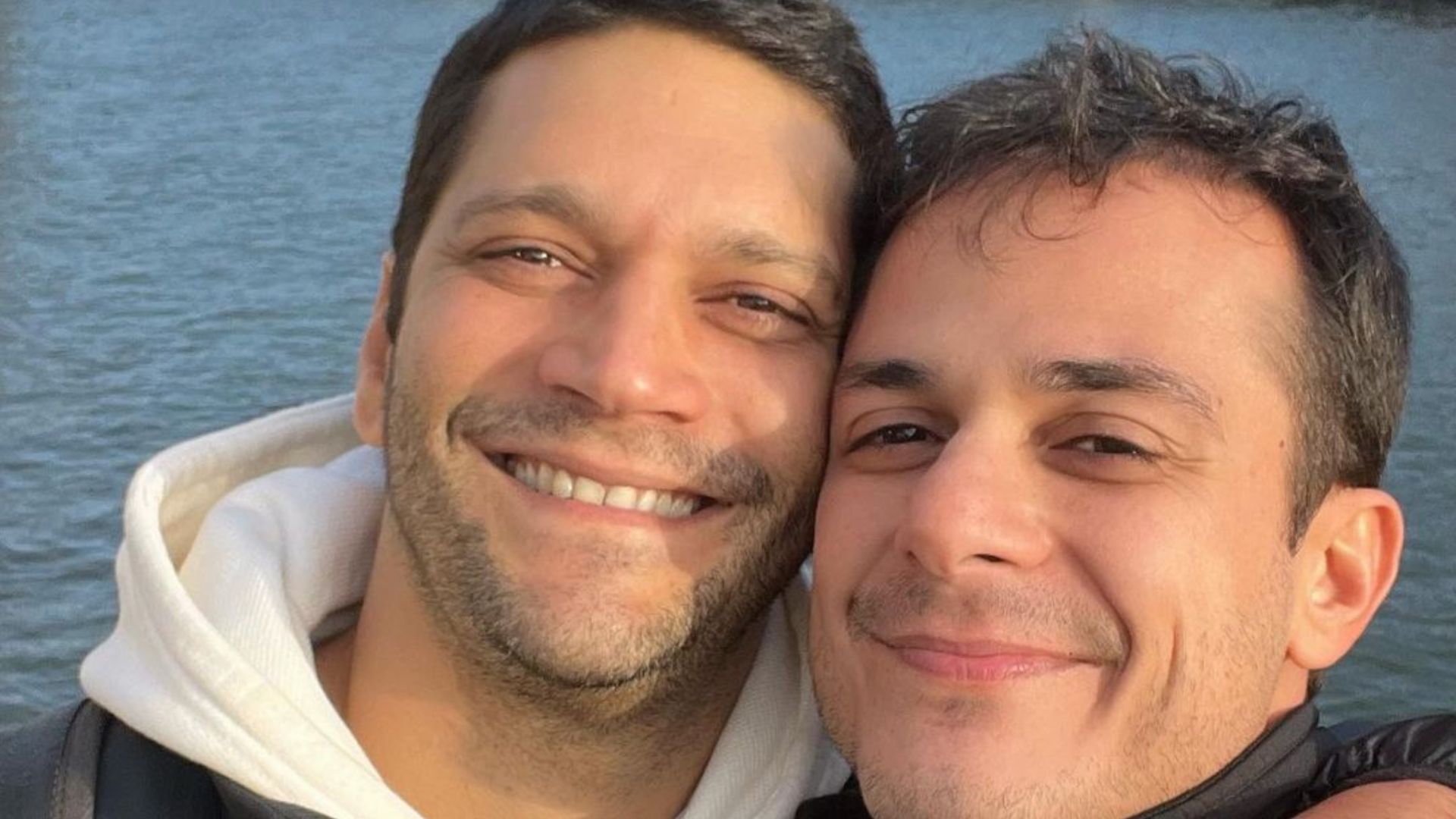 Armando Babaioff ganha homenagem especial do namorado: ‘A gente se encontrou’