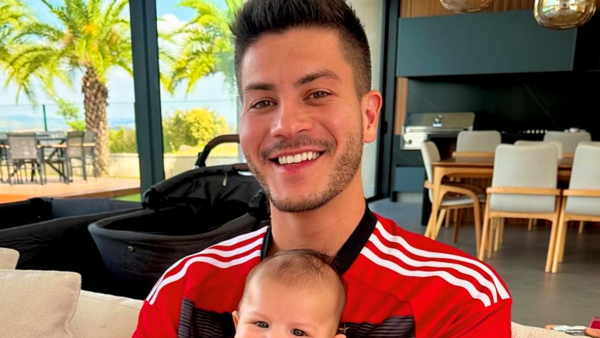 Arthur Aguiar encanta ao combinar look com o filho caçula, Gabriel