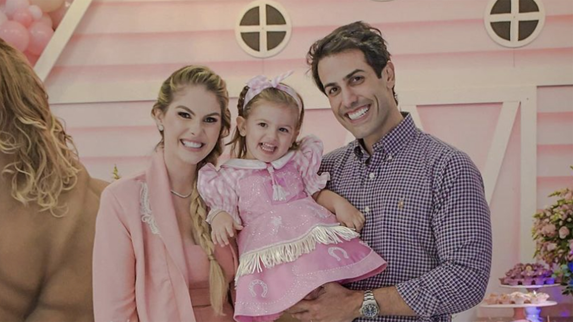 Bárbara Evans exibe as fotos oficiais do aniversário da filha, Ayla