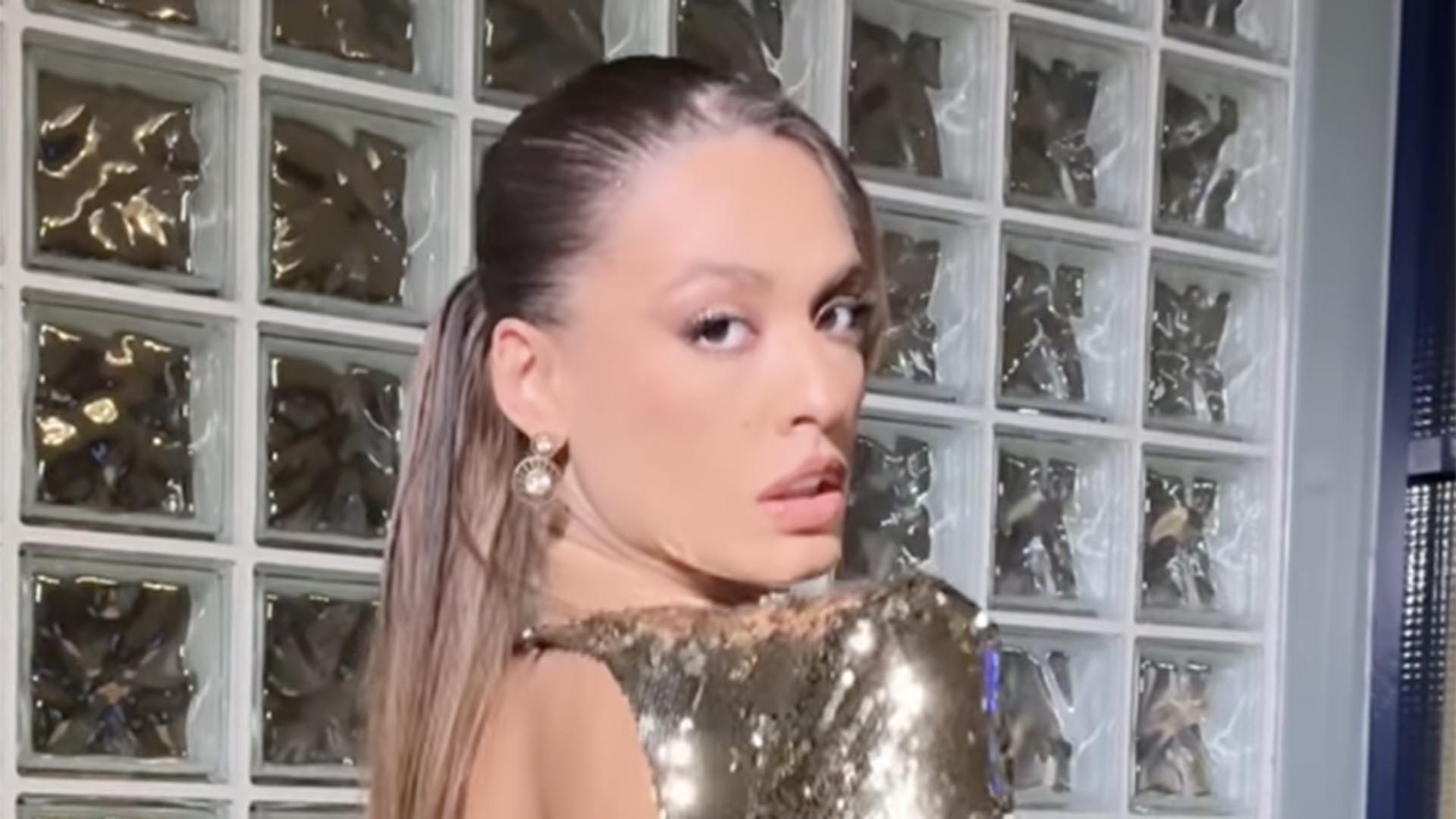 Ex-BBB Beatriz aposta no look brilhante e dourado para a final do BBB 24
