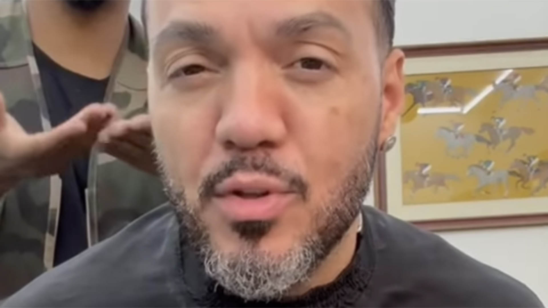 Recém-separado, Belo faz mudança no cabelo e surge platinado
