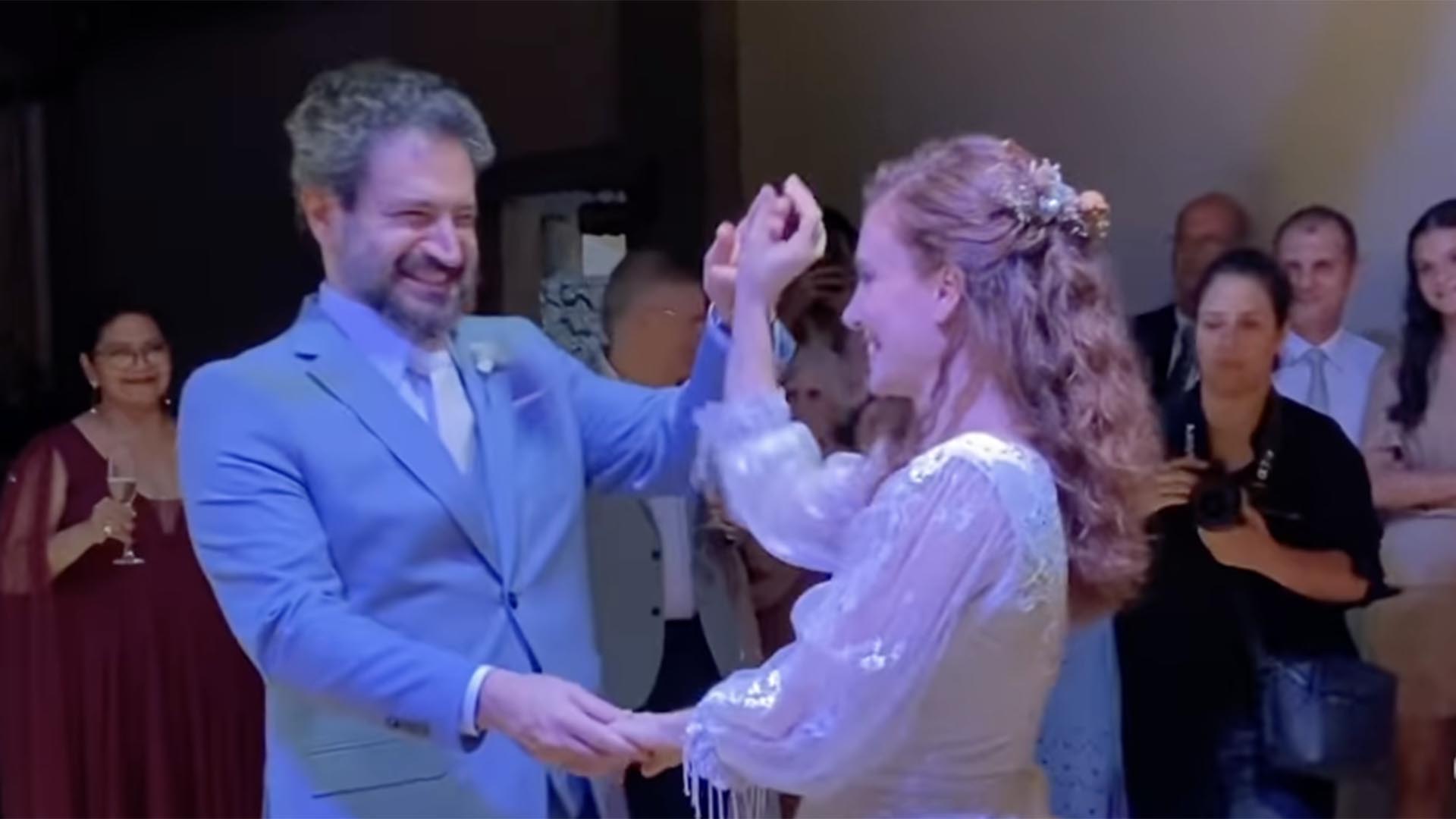 Caco Ciocler oficializou o casamento com Paula Cesari em cerimônia judaica