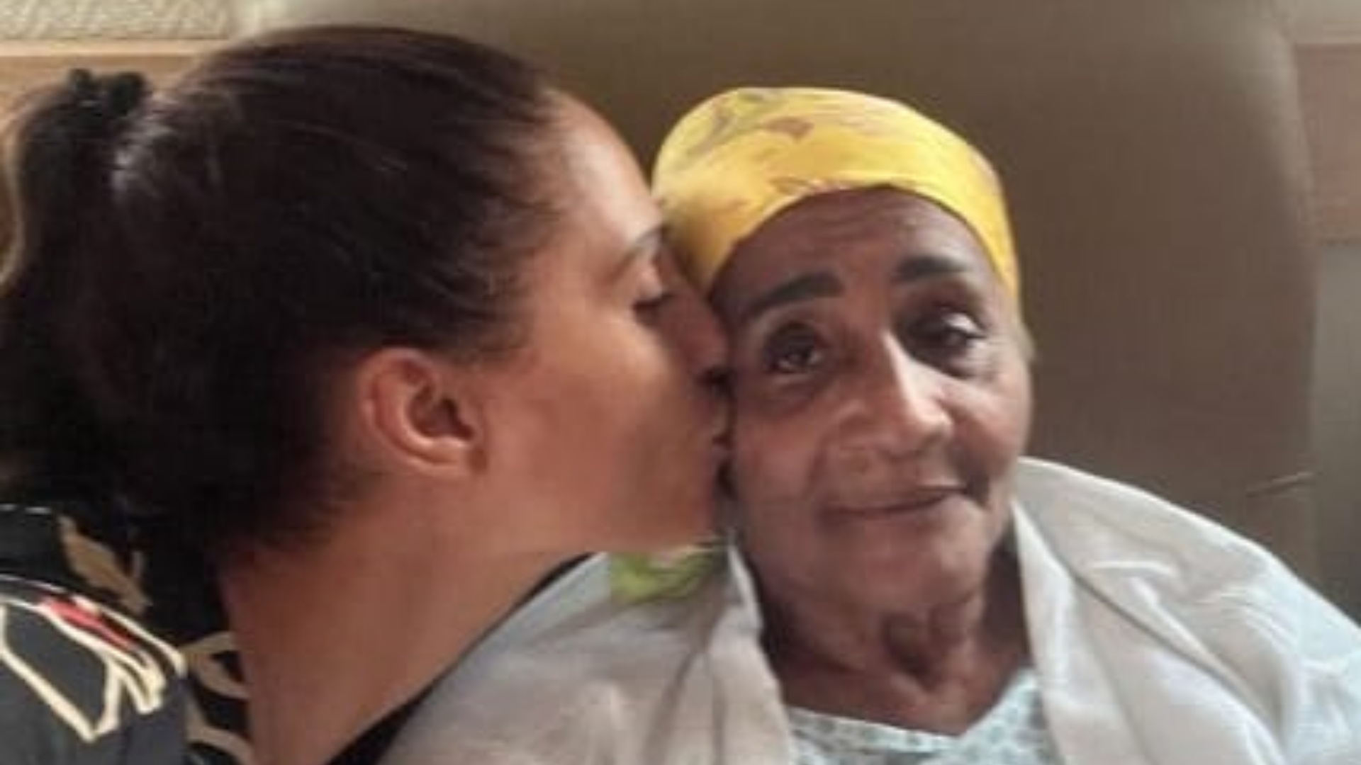 Camila Pitanga agradece equipe médica ao surgir com a mãe no hospital: “Grata”