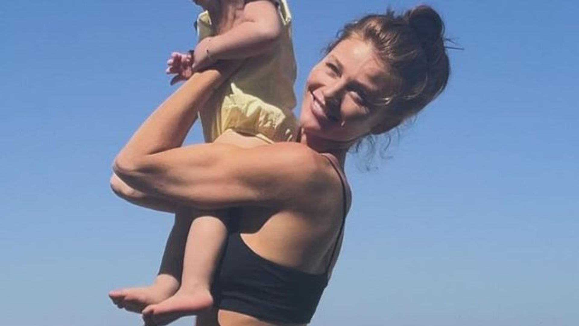 Cintia Dicker curte manhã de sol na piscina com a filha: “Nossas manhãs”