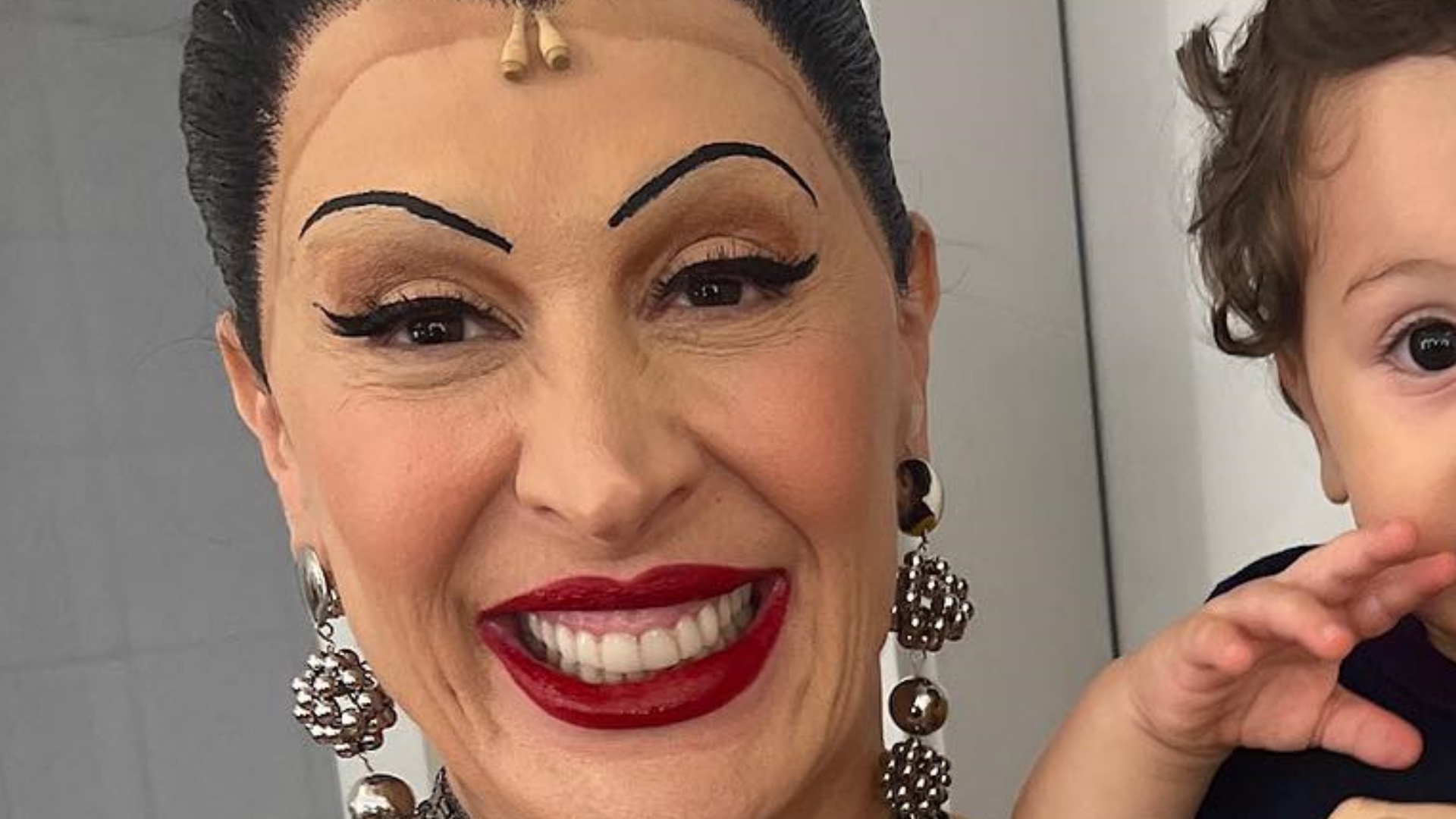 Claudia Raia divide clique fofo com o filho: “Veio trabalhar com a mamãe”