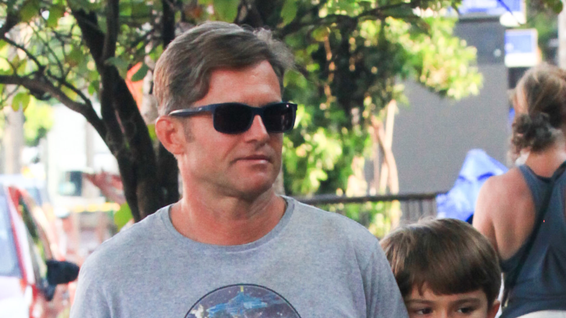 Cláudio Heinrich é flagrado em passeio com seu filho