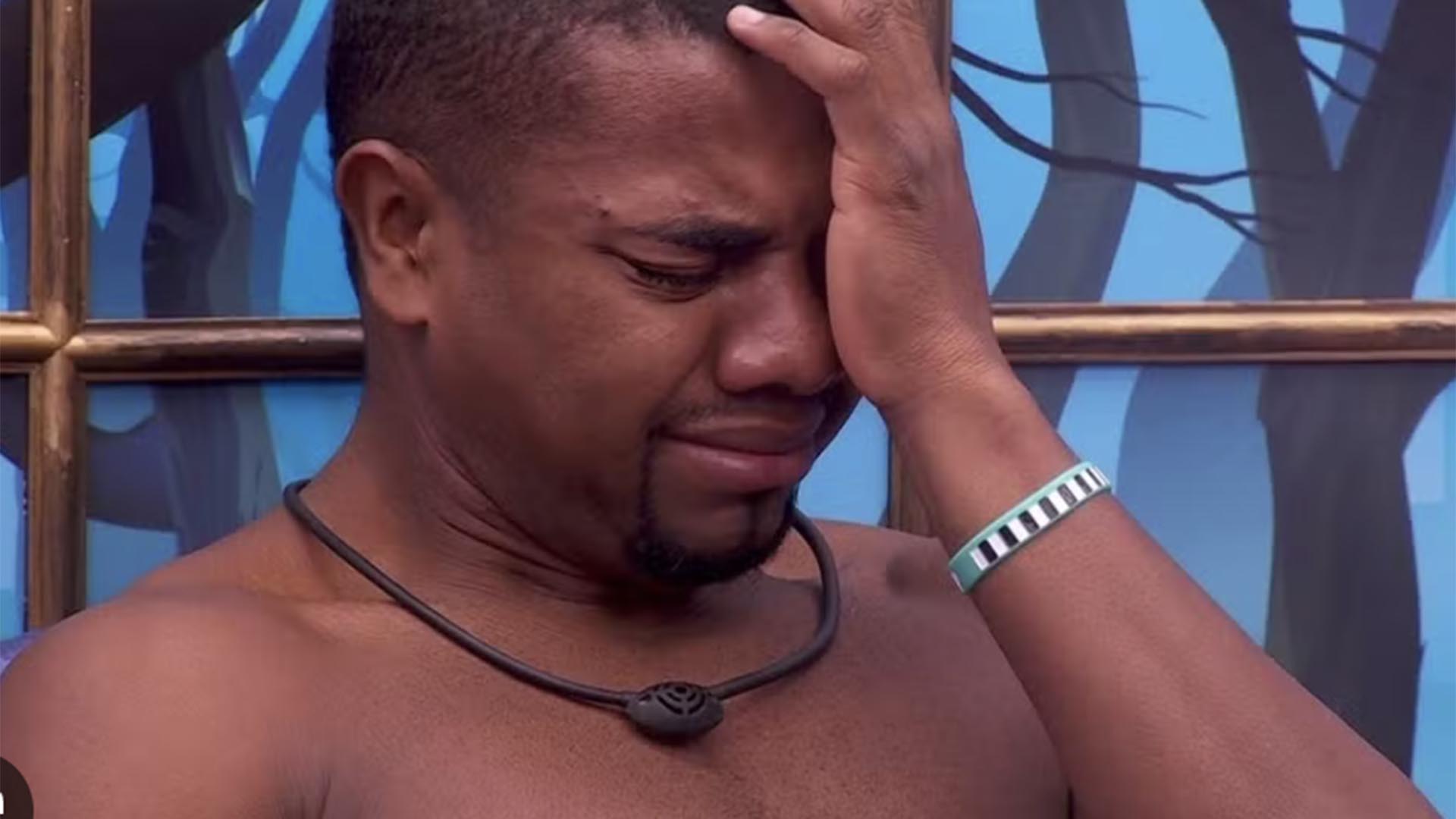 Ex-BBB Davi cai no choro em conversa com fãs: ‘Eu choro, não aguento’