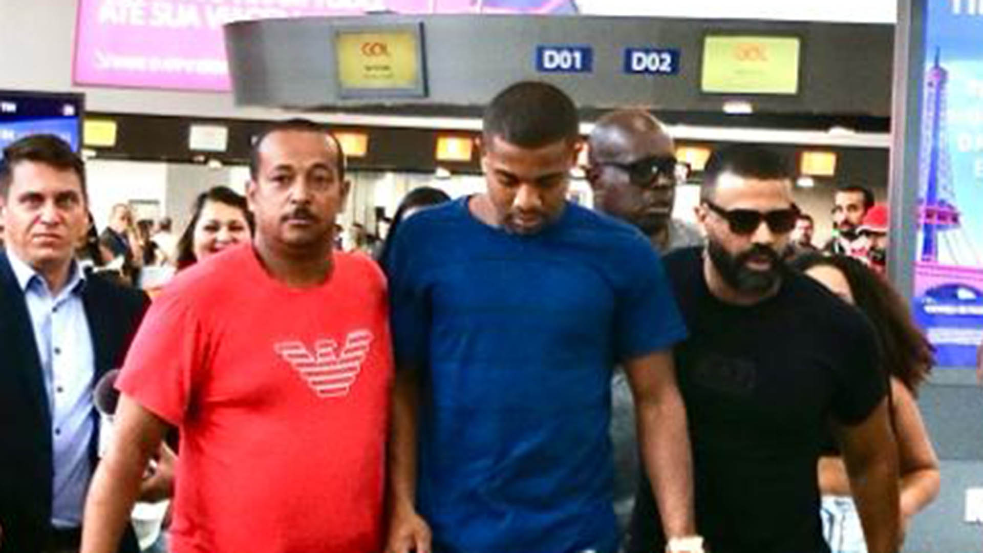 Davi Brito é flagrado cercado por seguranças no aeroporto