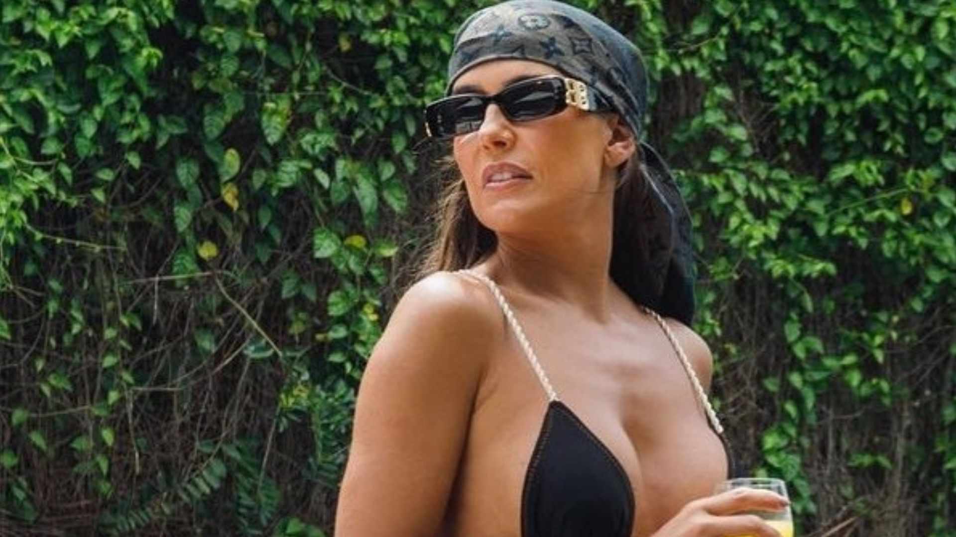 Impressionante! Deborah Secco para tudo ao se exibir na piscina