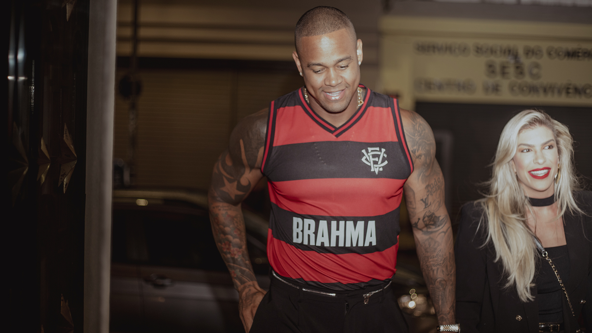 Leo Santana janta com Lore Improta trajando camisa do time de coração