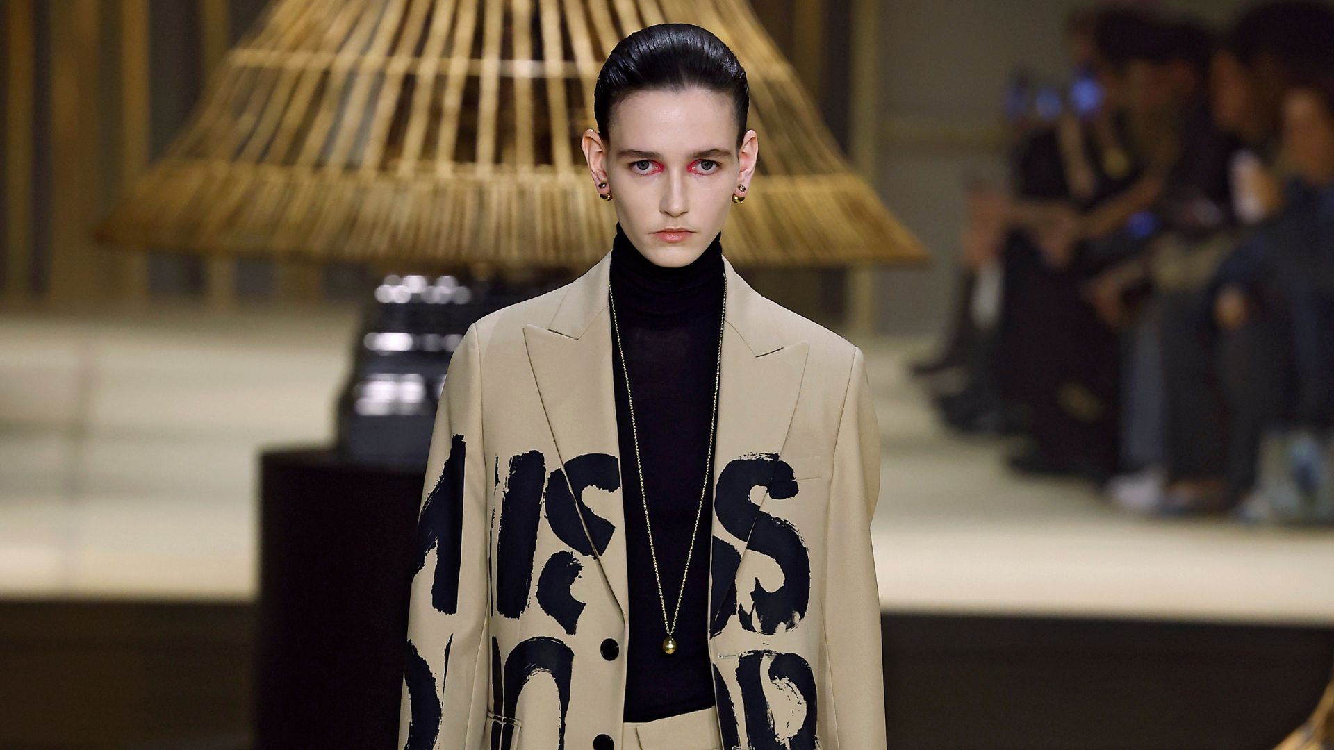 Dior traça visão da década de 1960 e celebra revolução com alfaiataria