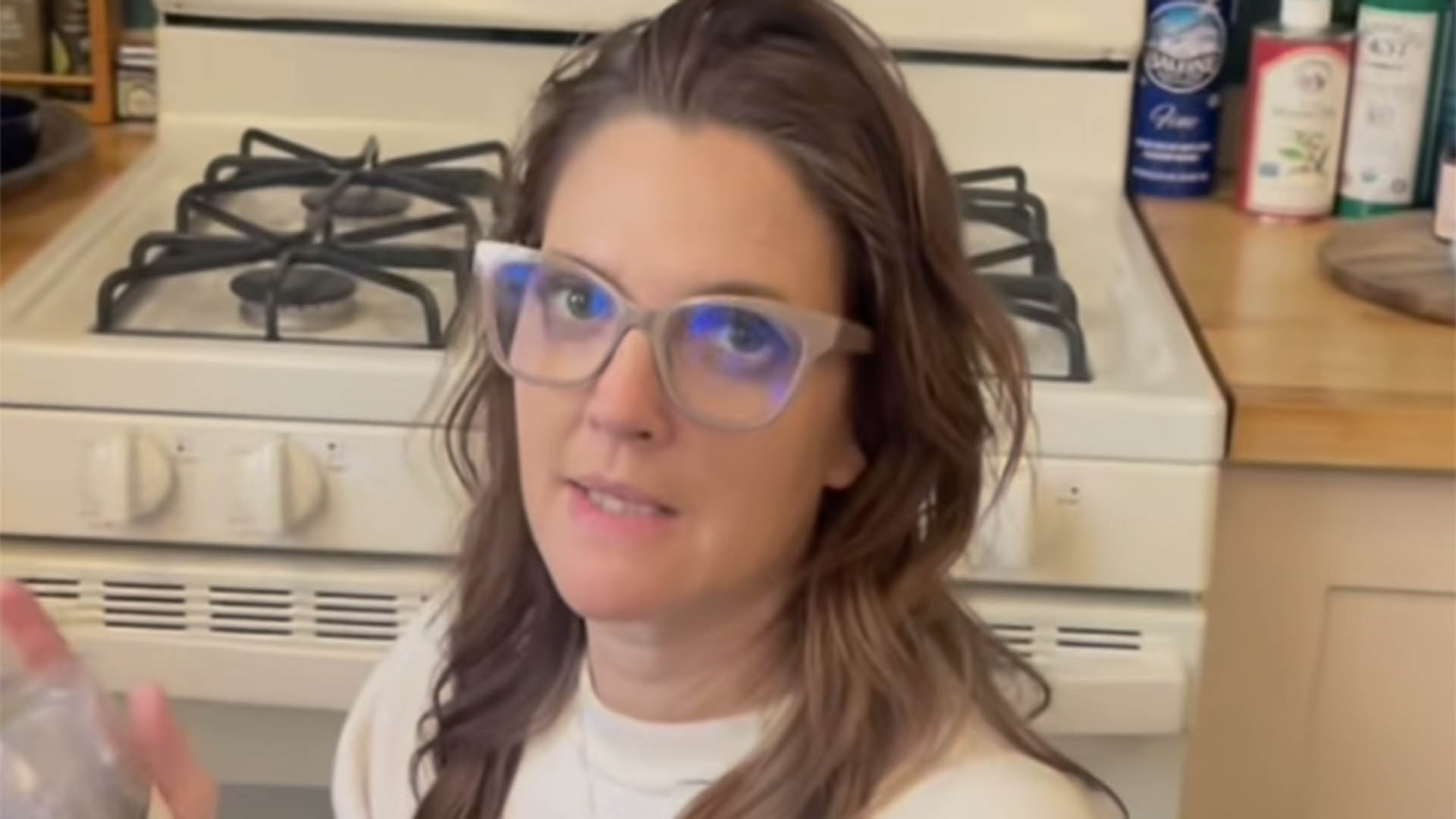 Drew Barrymore revela como é a cozinha simples de sua casa