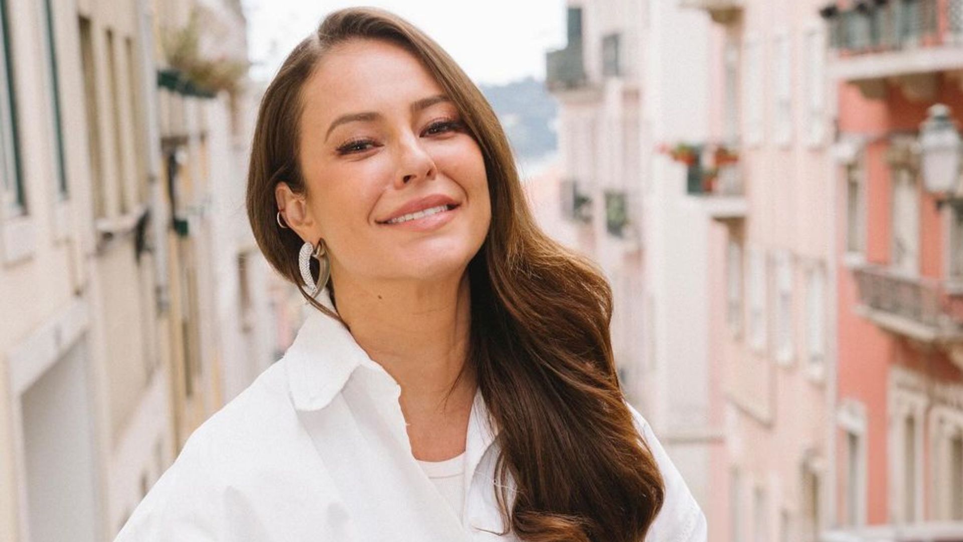 Em Portugal, Paolla Oliveira ostenta luxo com bolsa caríssima. Saiba o valor!