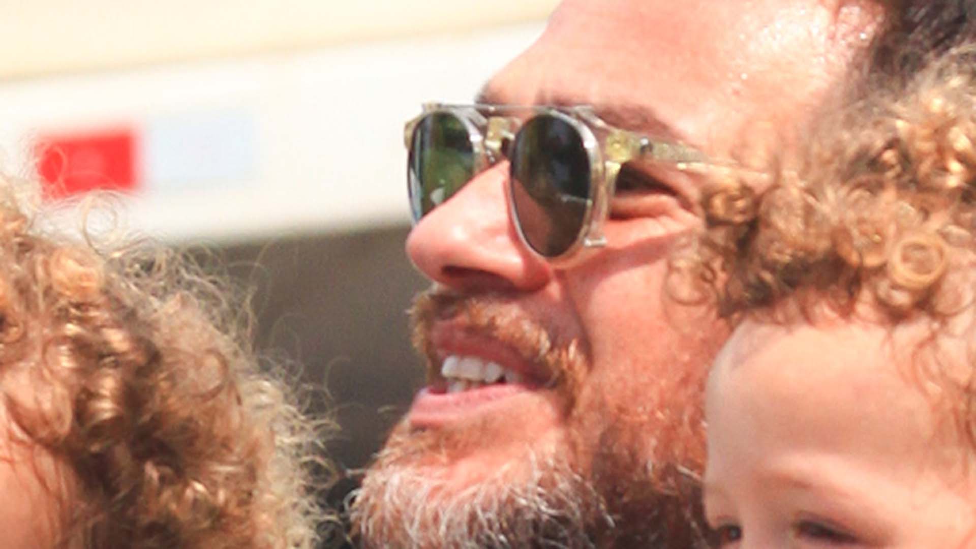 Filhos de Emilio Dantas roubam a cena em flagra com o pai