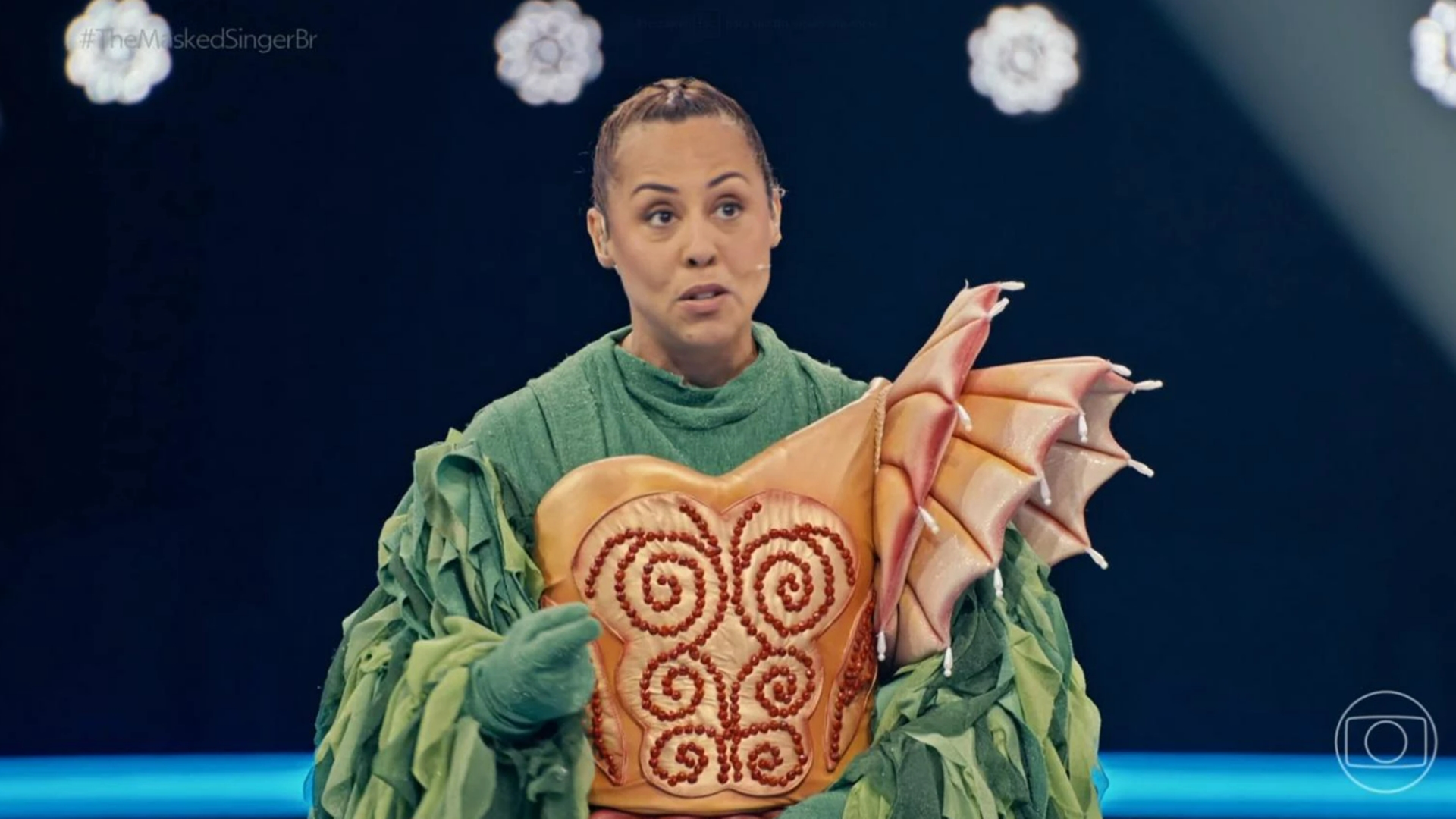 Evelyn Castro revela bastidores do The Masked Singer e expõe segredo: ‘Pernas amarradas’