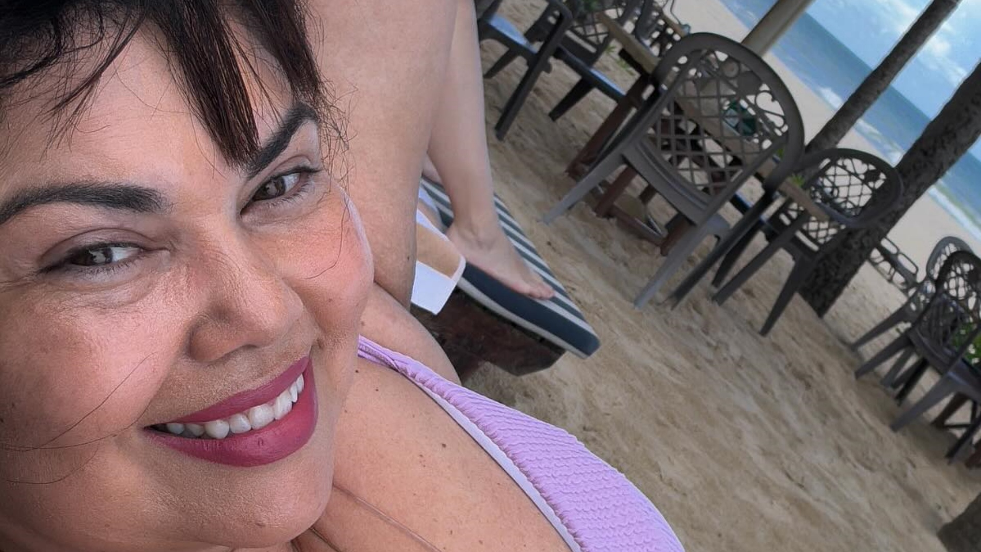 Fabiana Karla esbanja beleza em cliques na praia: “Maravilhosa”