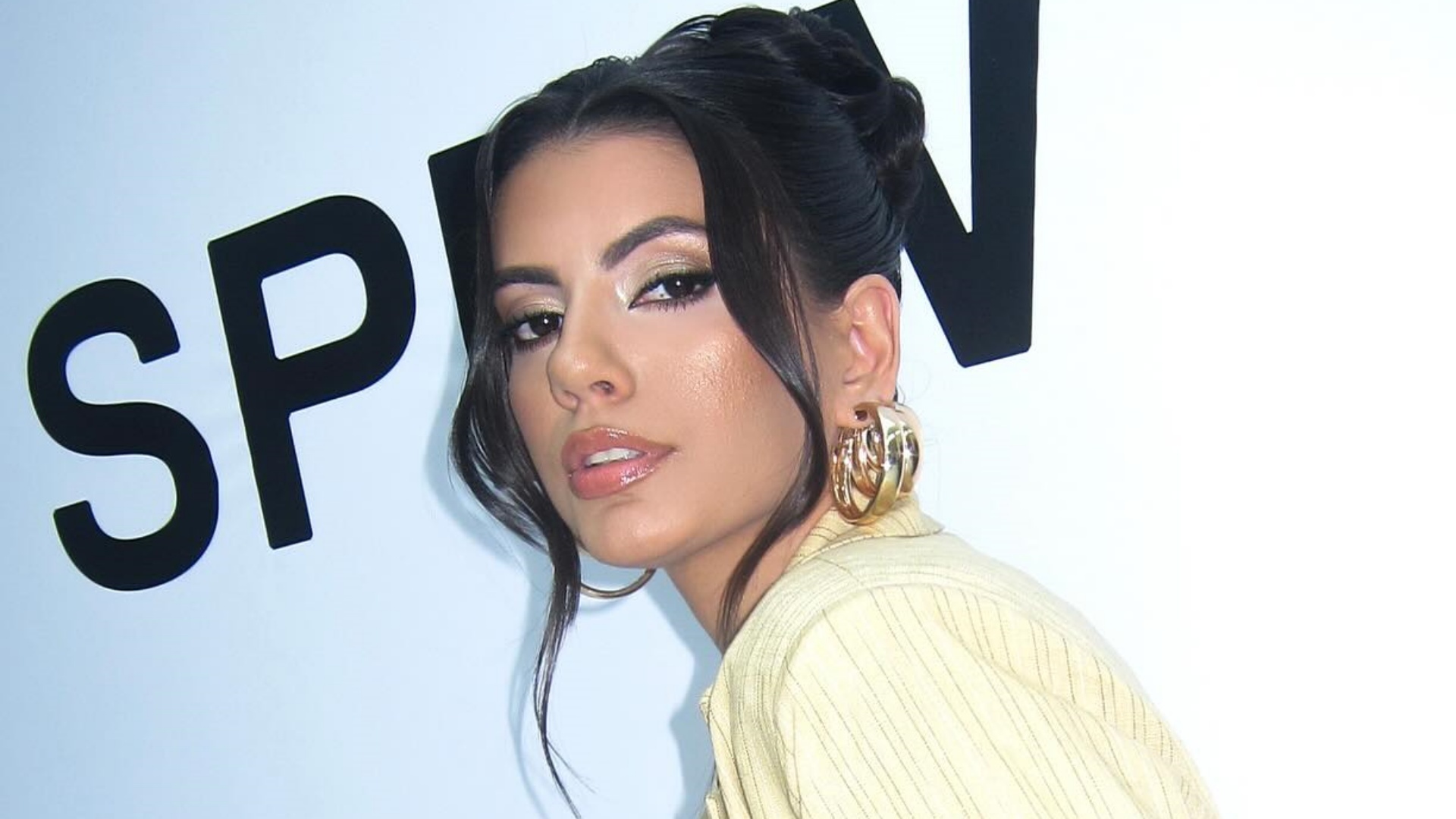 Sem sutiã, ex-BBB 24 Fernanda aposta em look rendado para SPFW: “Deusa”