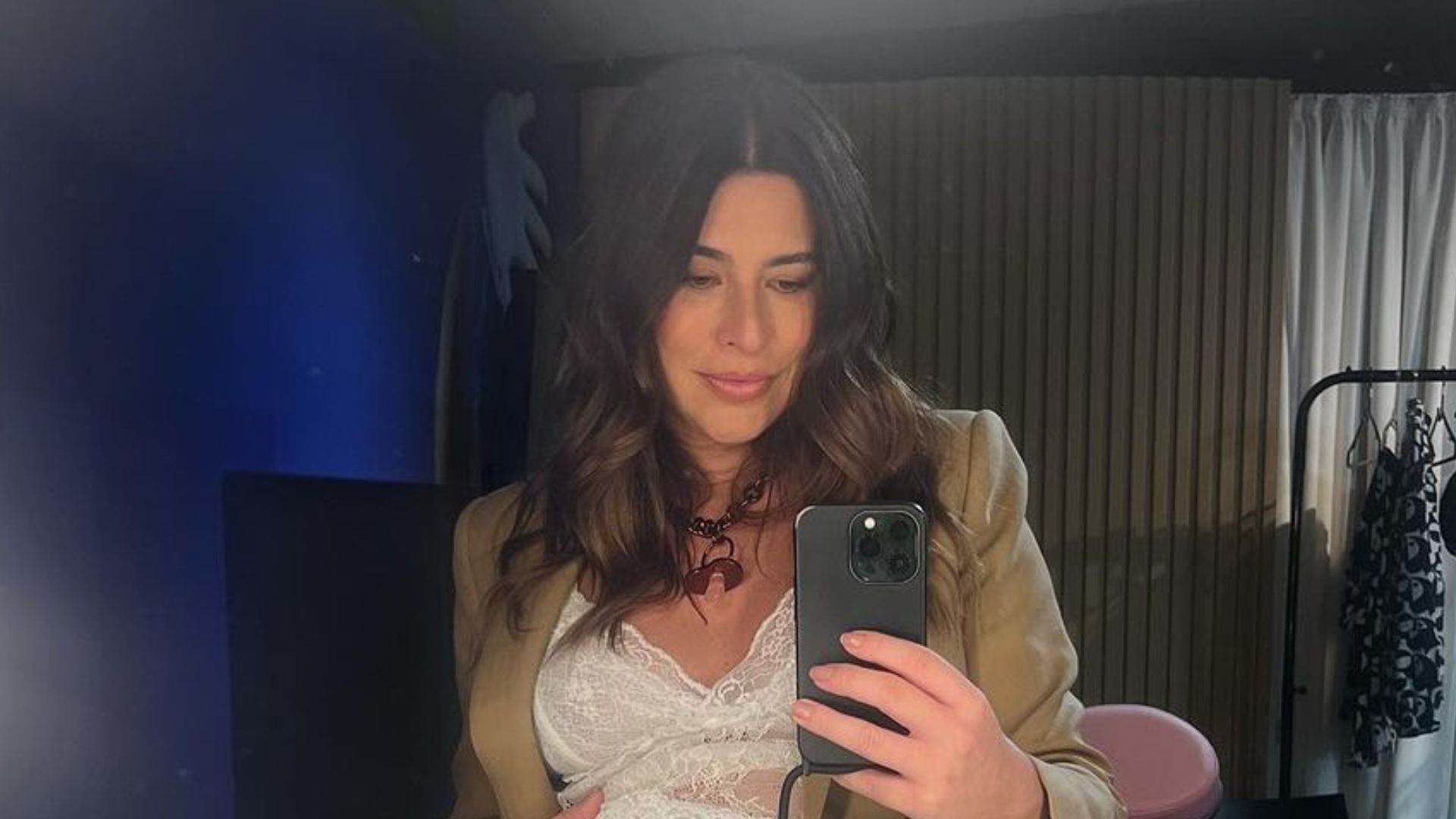Grávida, Fernanda Paes Leme exibe barrigão em bastidores de gravação