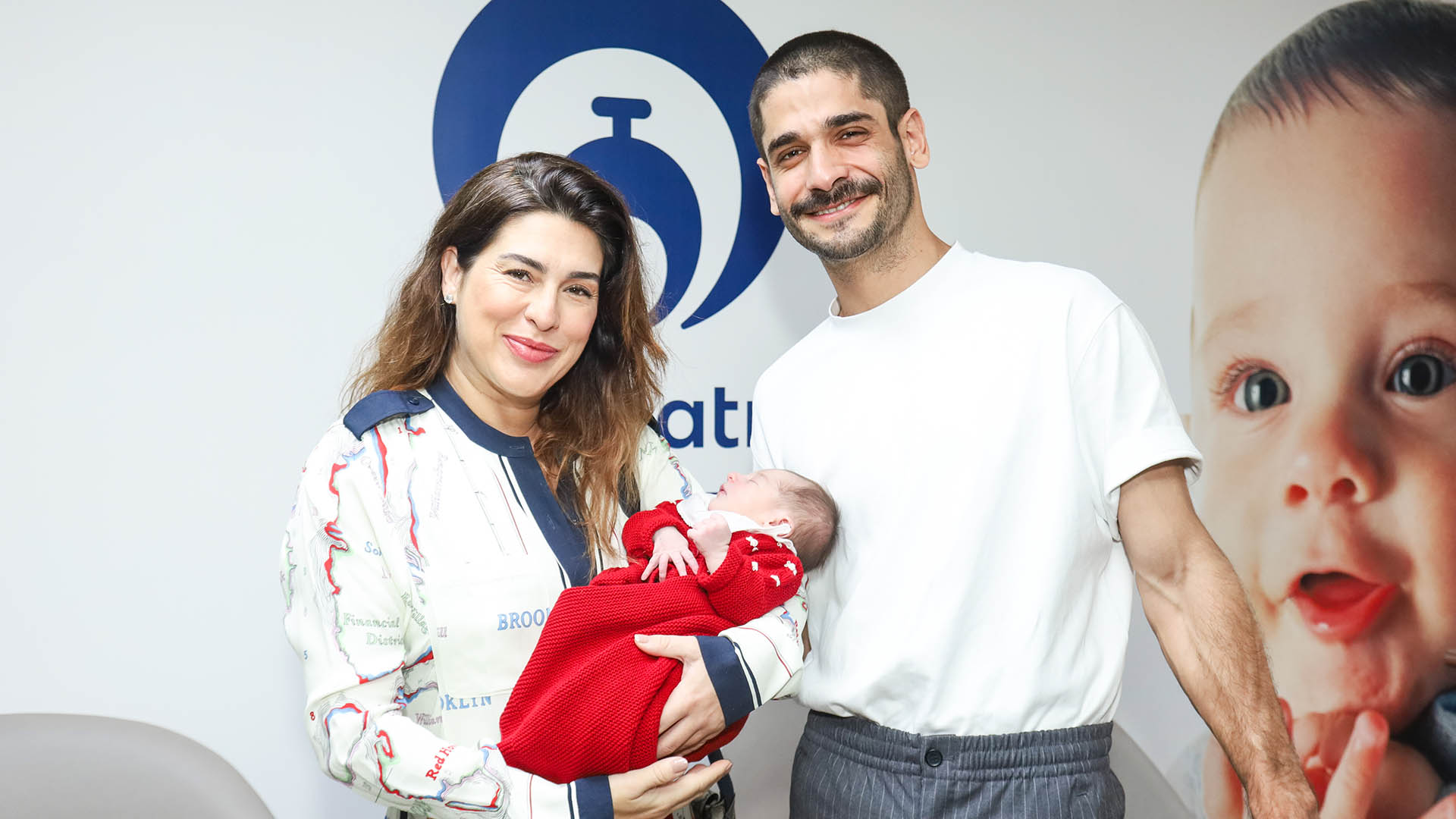 Fernanda Paes Leme deixa a maternidade com a filha recém-nascida