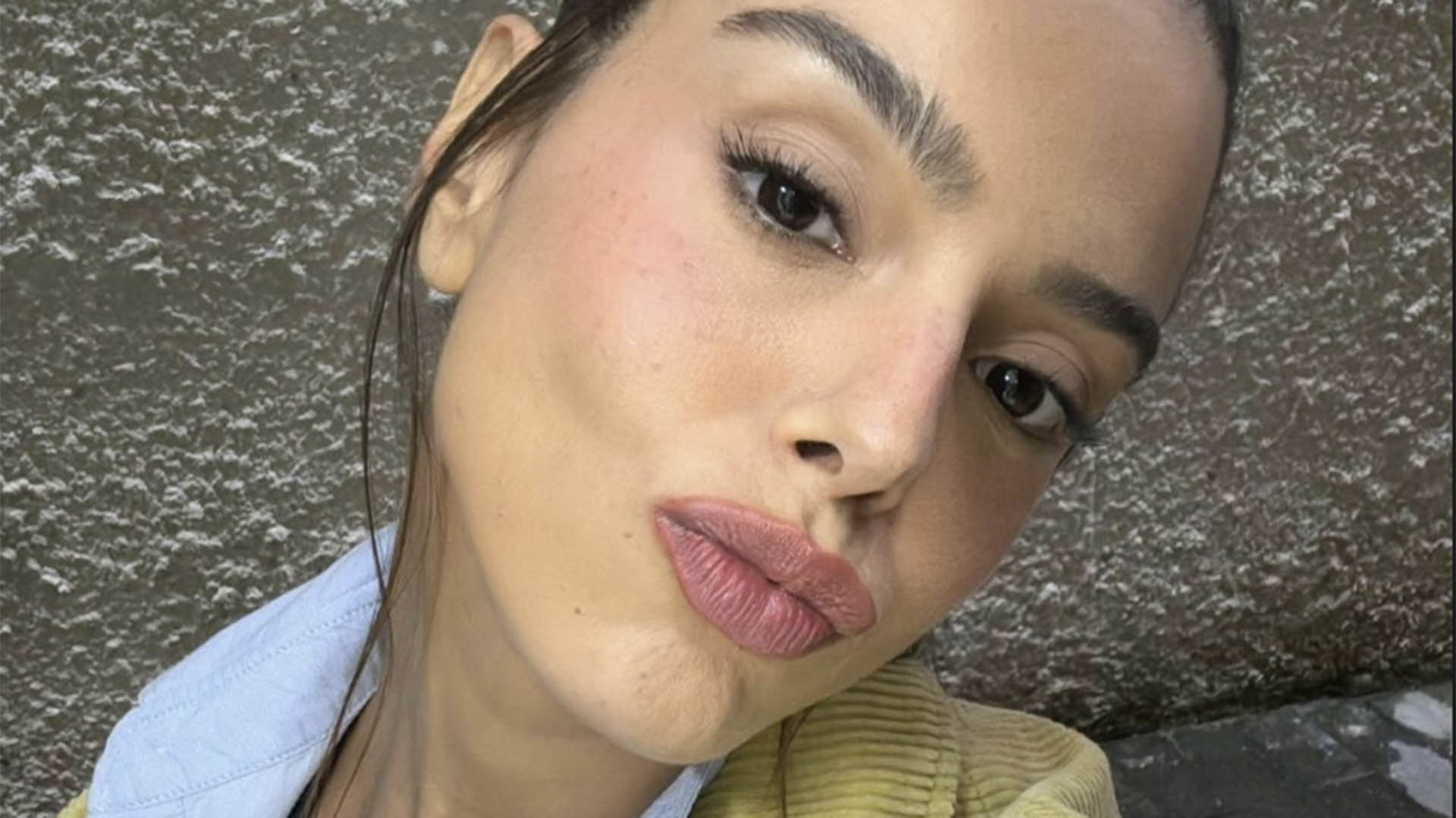 Giovanna Lancellotti conhece sua afilhada, filha de Fernanda Paes Leme