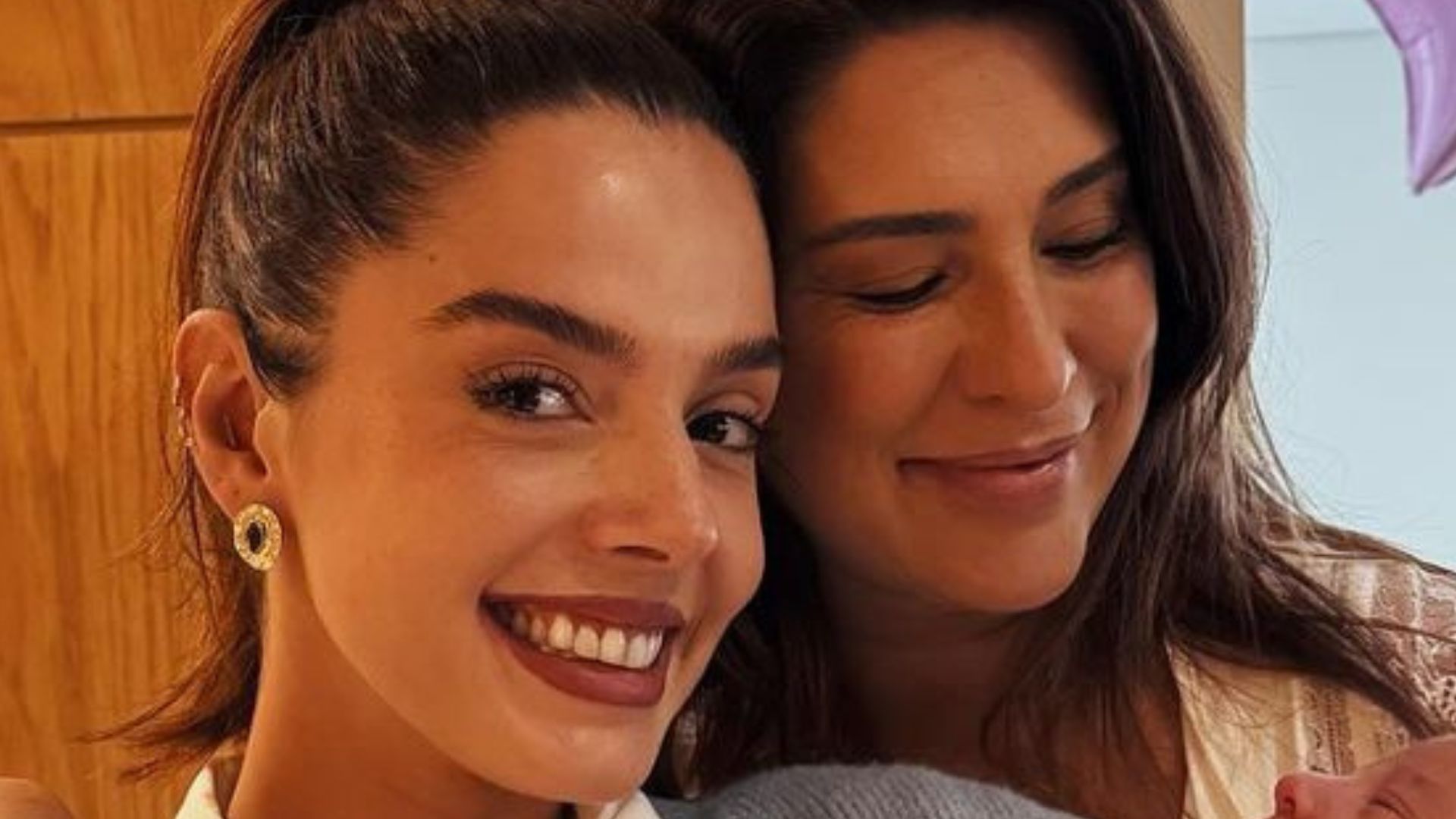 Giovanna Lancellotti se derrete por sua afilhada, filha de Fernanda Paes Leme