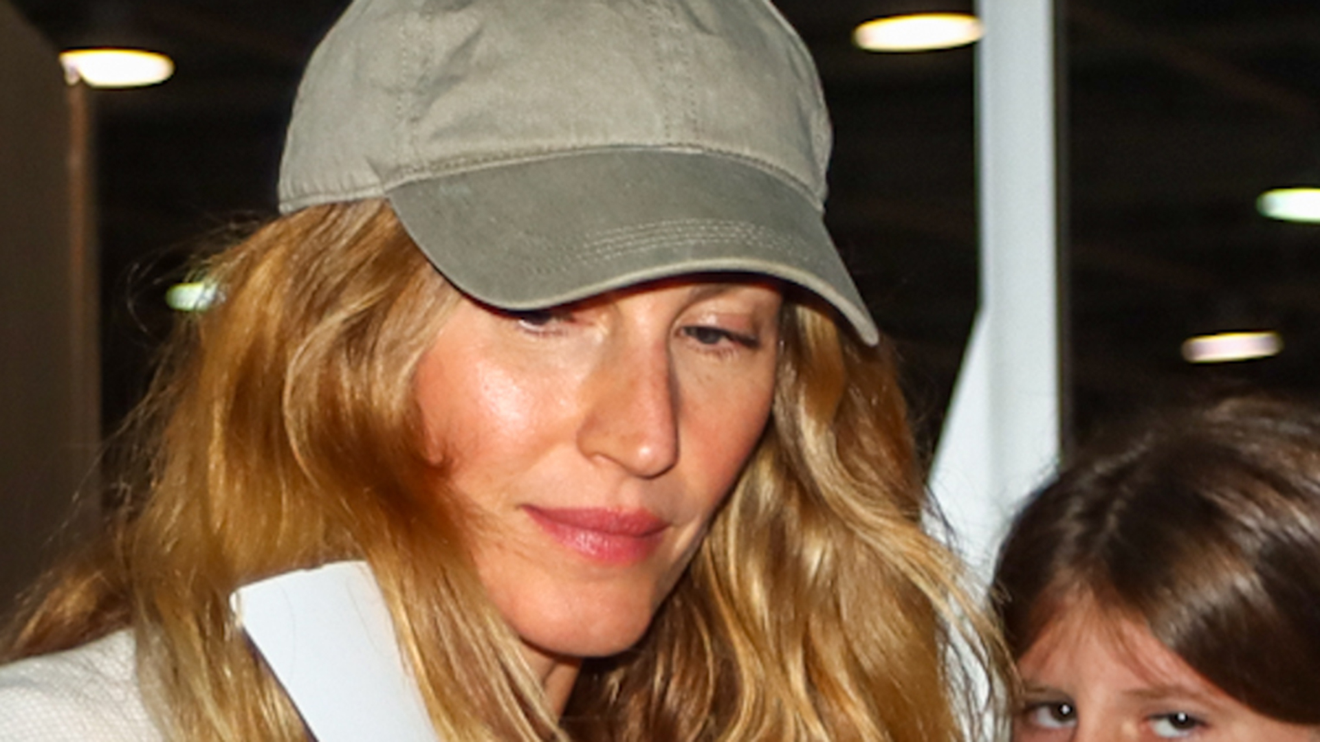 Gisele Bündchen é flagrada com a filha no aeroporto