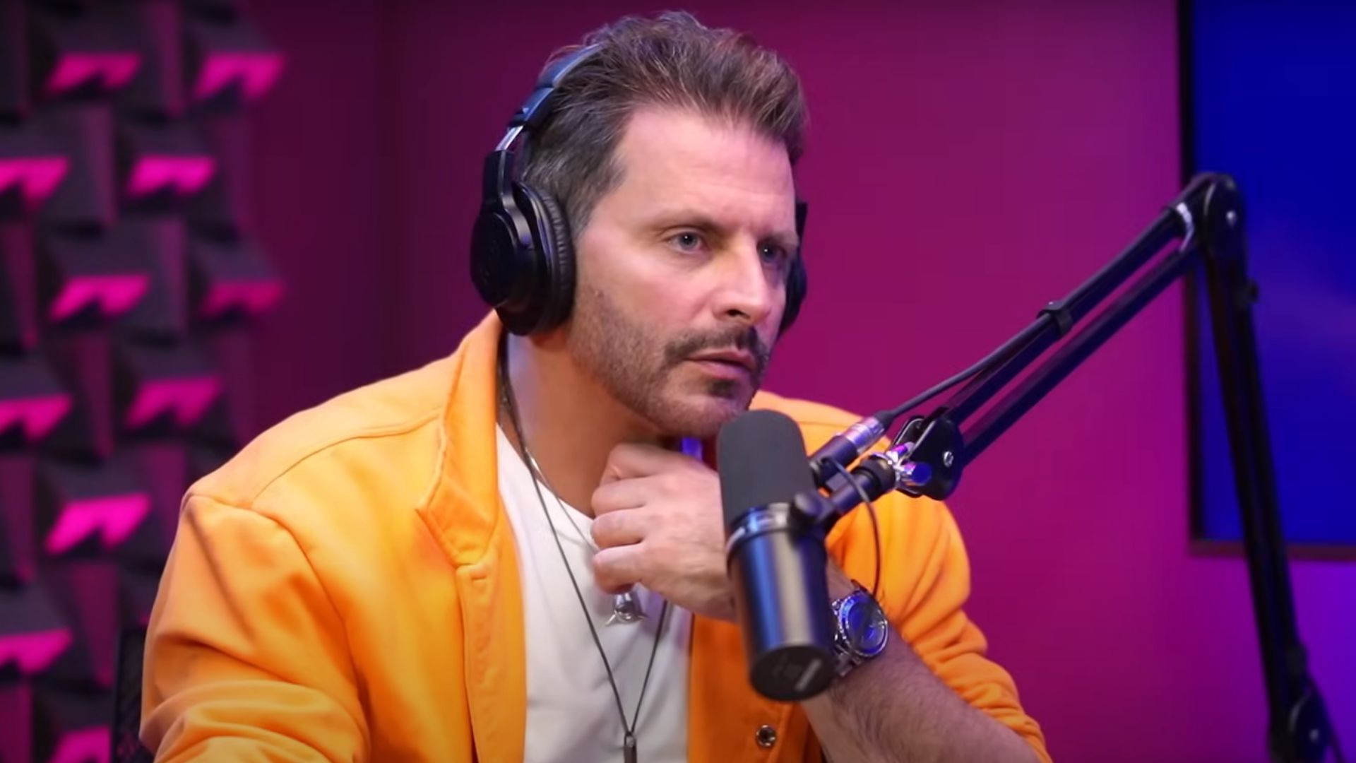 Henri Castelli recorda episódio de grave agressão: ‘Tentaram me matar’