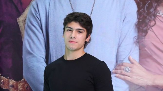 Ator de Reis reúne elenco em festa luxuosa para celebrar 10ª temporada: ‘De arrepiar’