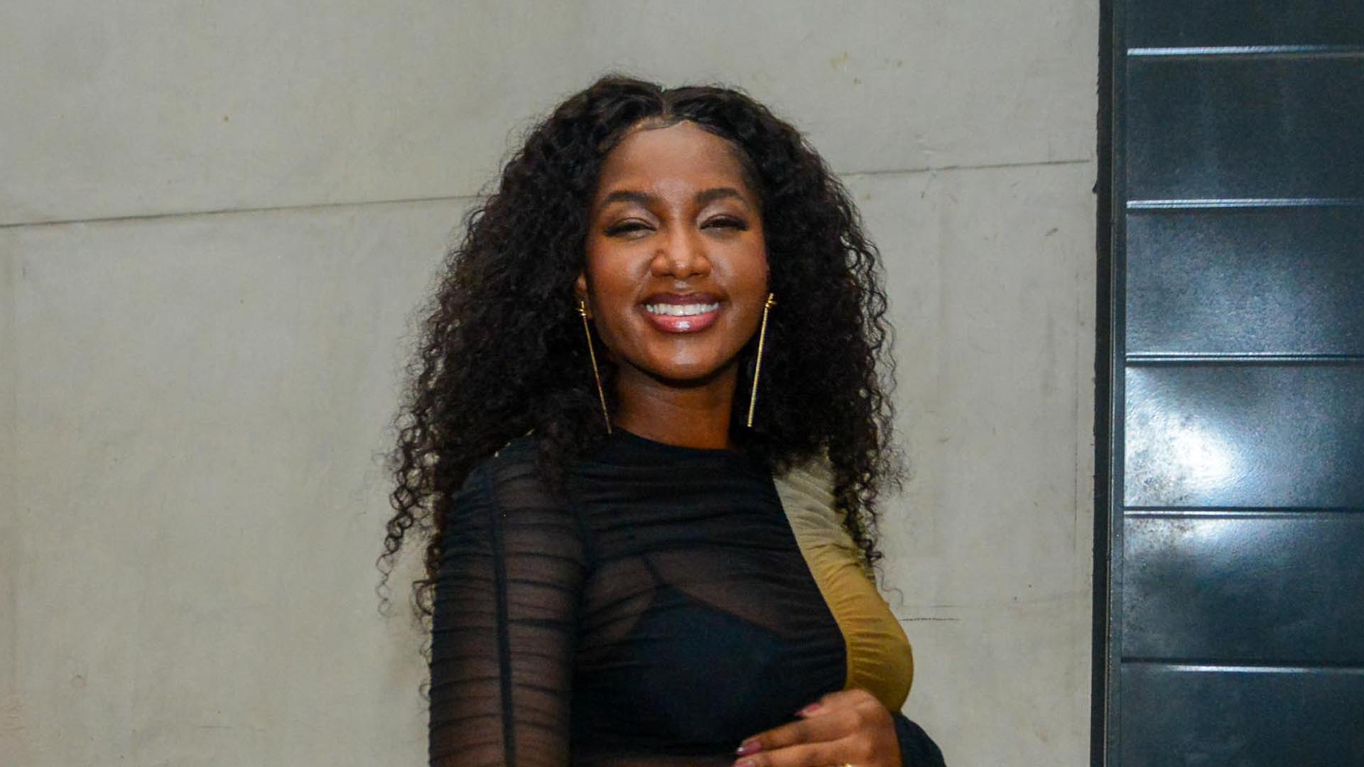 Grávida, Iza exibe seu barrigão em look justo