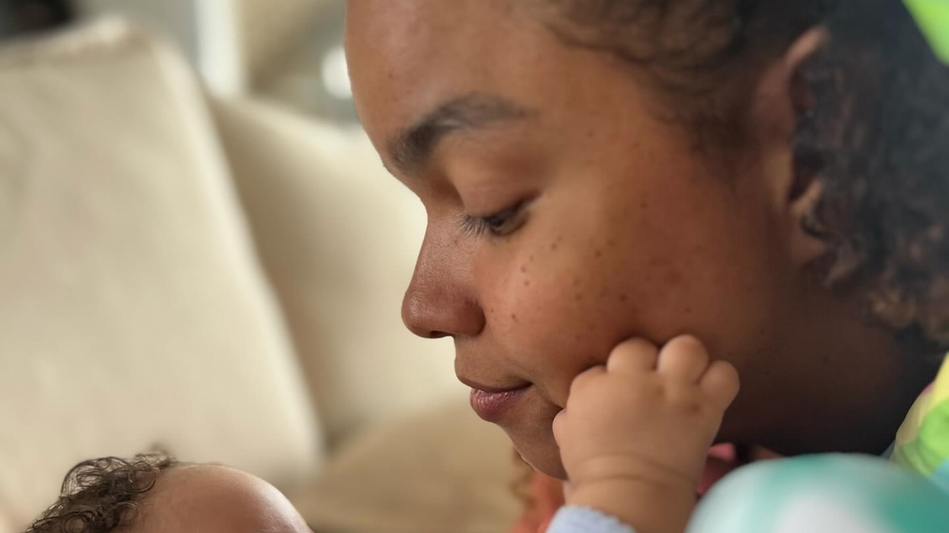 Jeniffer Nascimento encanta ao mostrar momento fofo com a filha, Lara