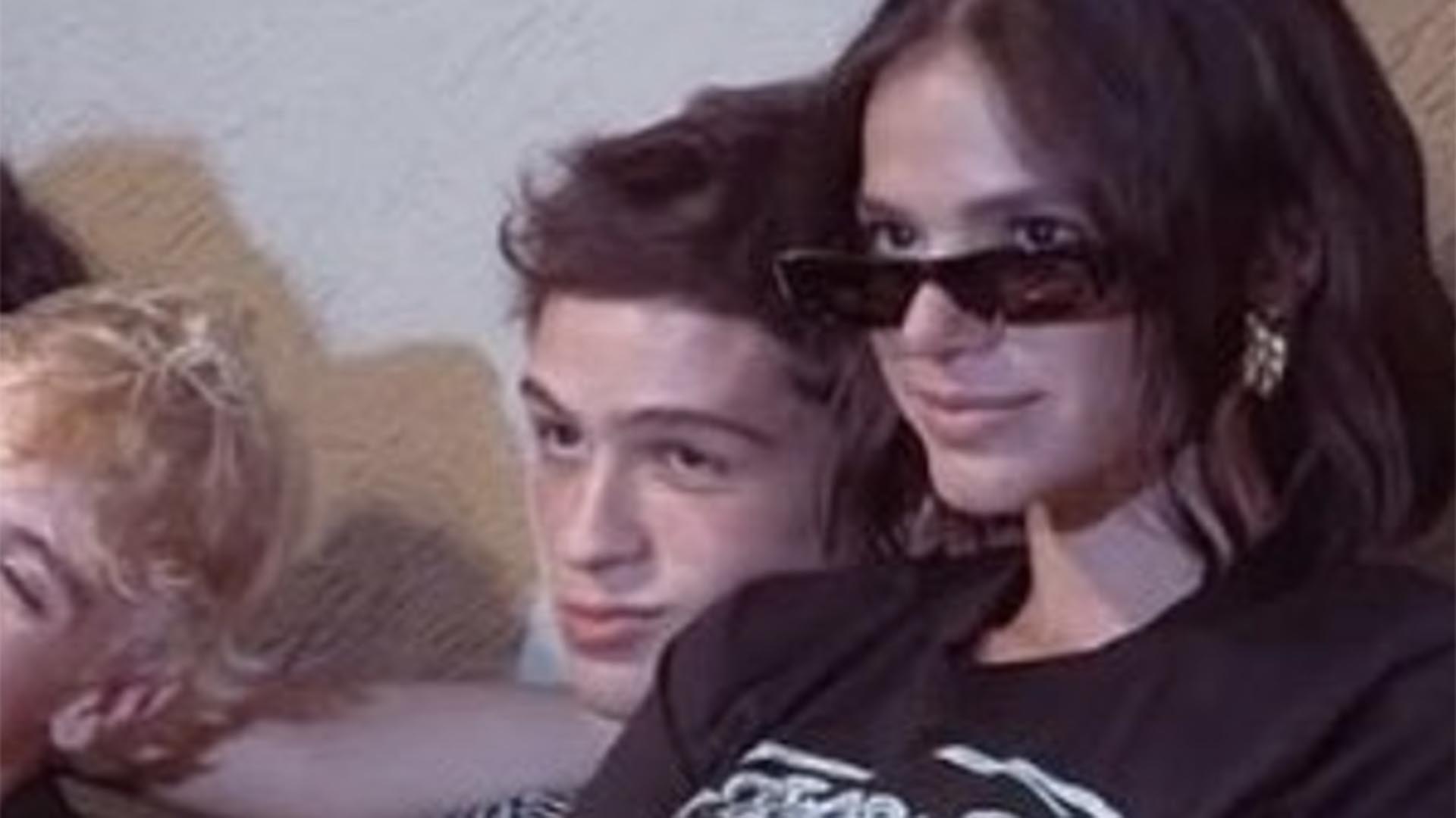 Detalhe em foto de João Guilherme e Bruna Marquezine chama a atenção