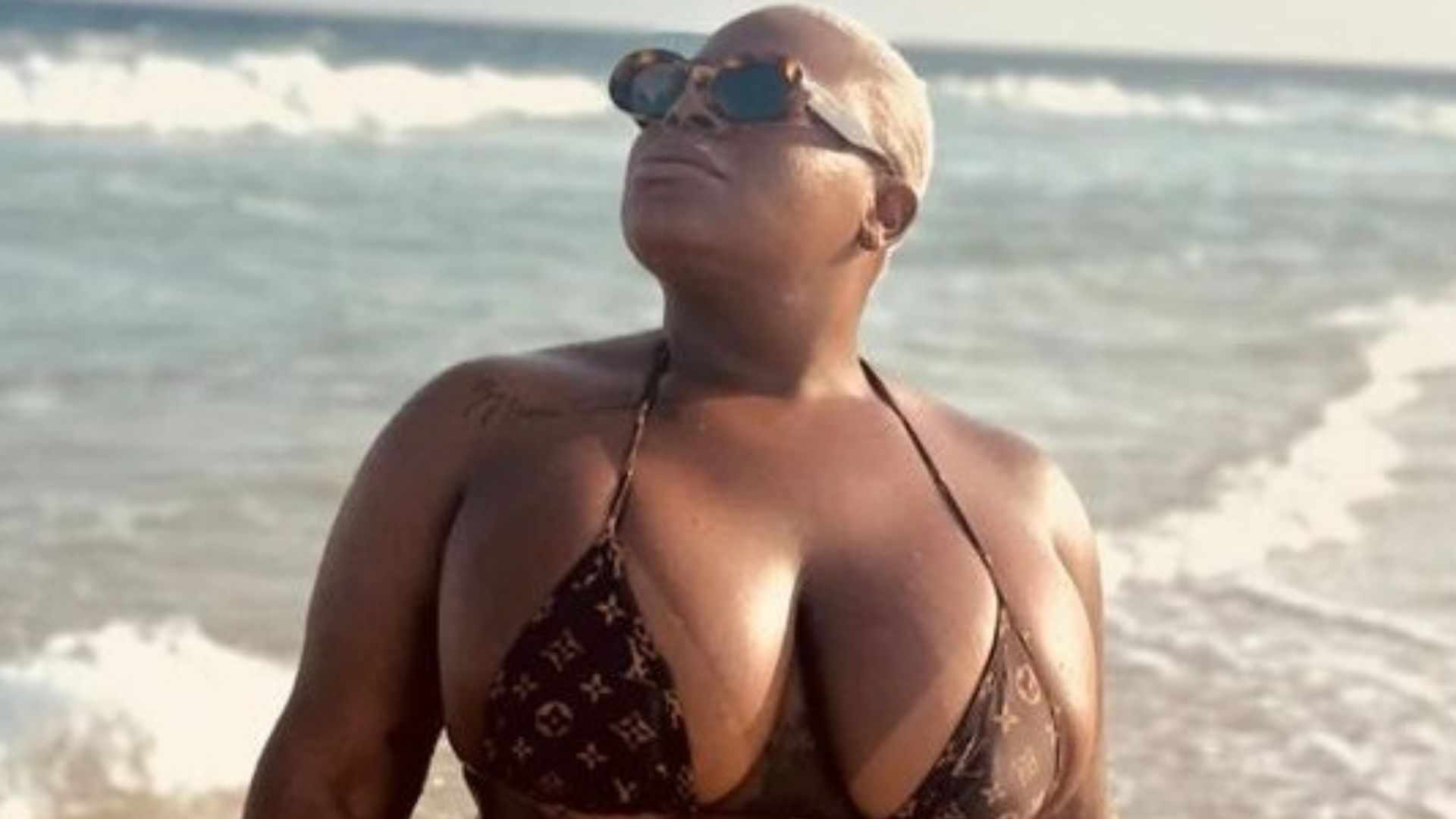 De frente e de costas, Jojo Todynho para tudo na praia: ‘Evolução’