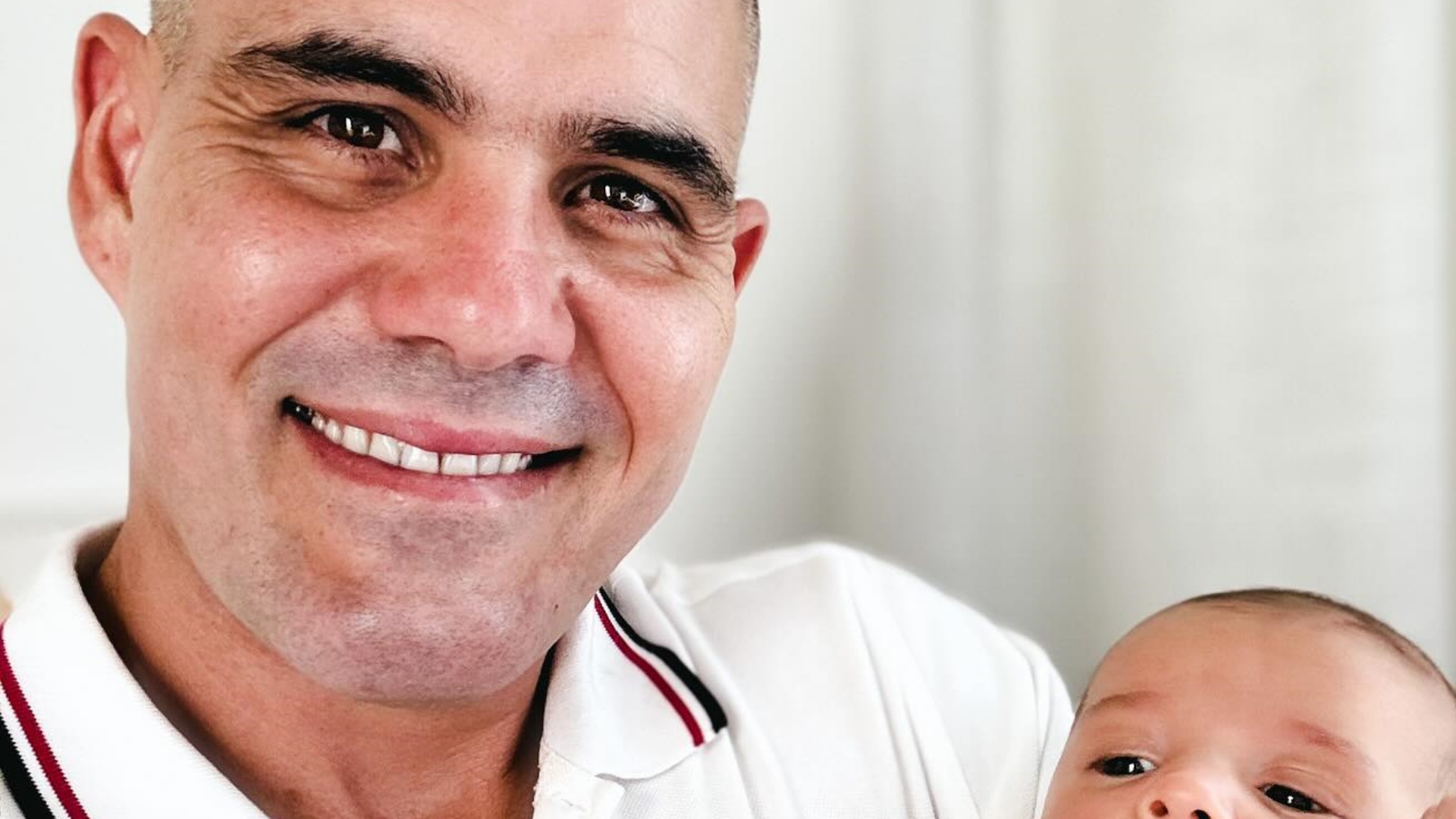 Juliano Cazarré encanta ao posar com o filho caçula: “Dois carecas”