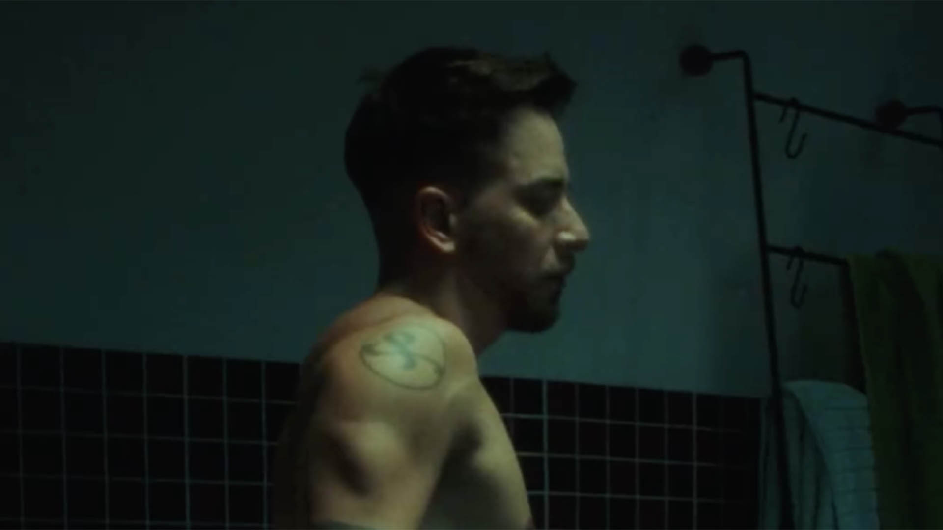Junior aparece completamente sem roupa em foto de novo clipe