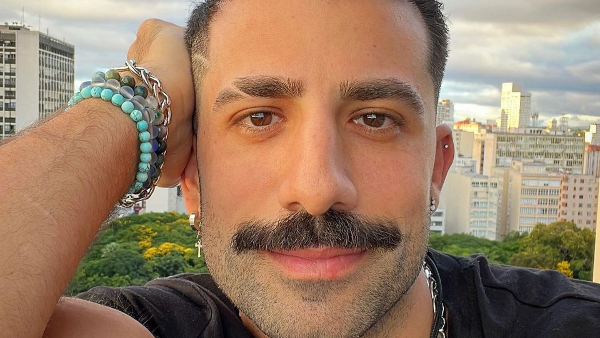 Kaysar revela ter mágoa de ex-BBB de sua edição: “Nem quero ver”
