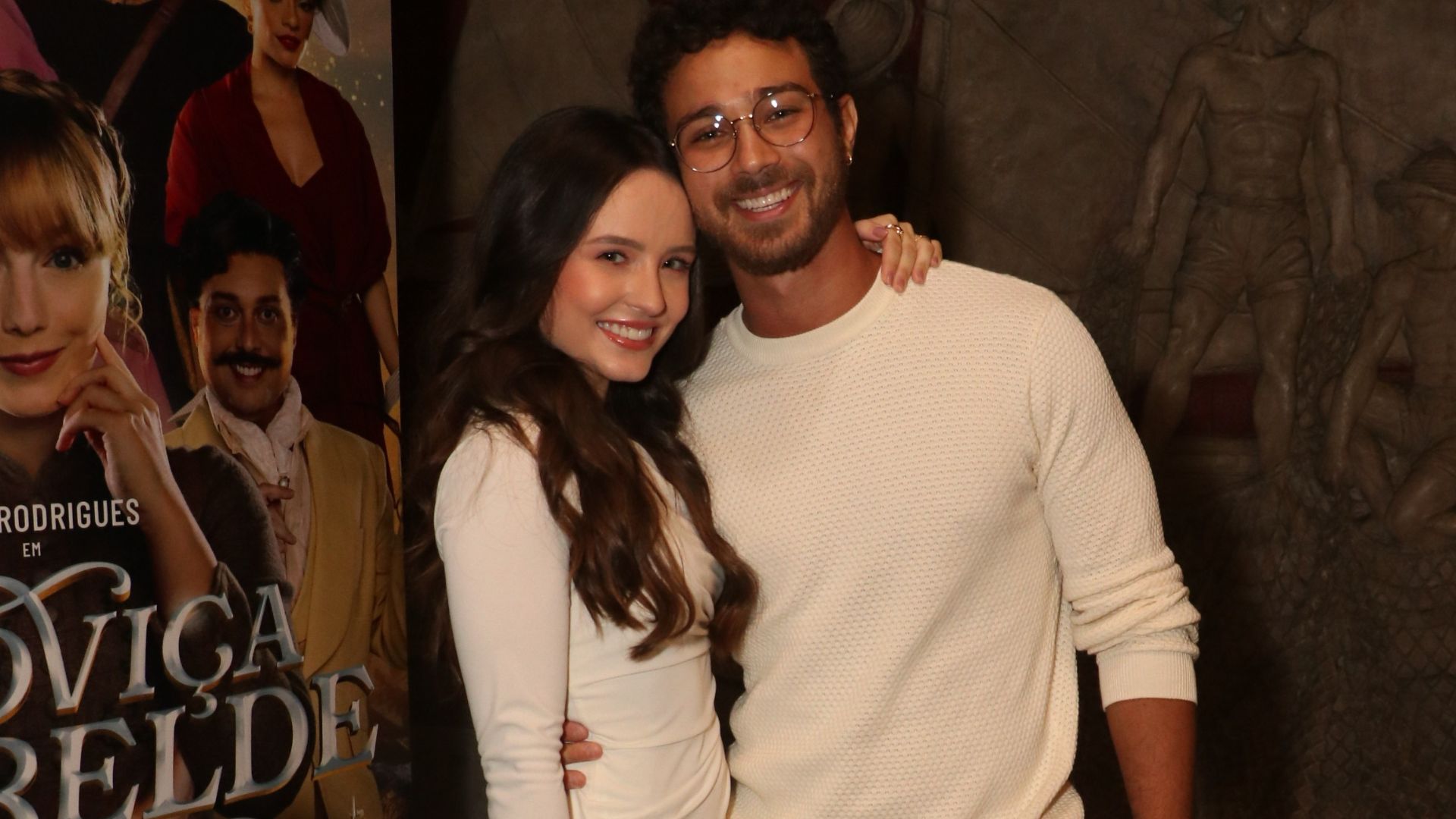 Larissa Manoela estreia em peça de teatro no RJ e recebe carinho do marido