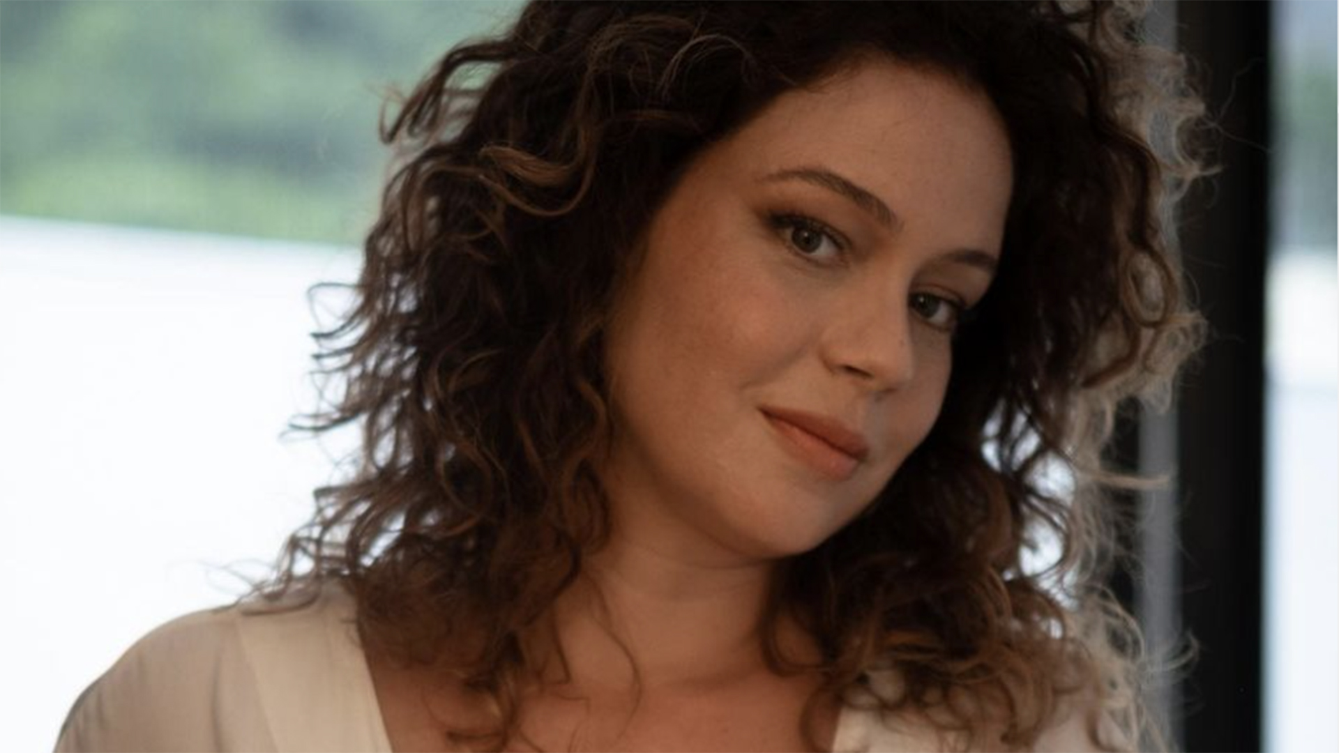 Grávida, Leandra Leal exibe a barriguinha em novas fotos